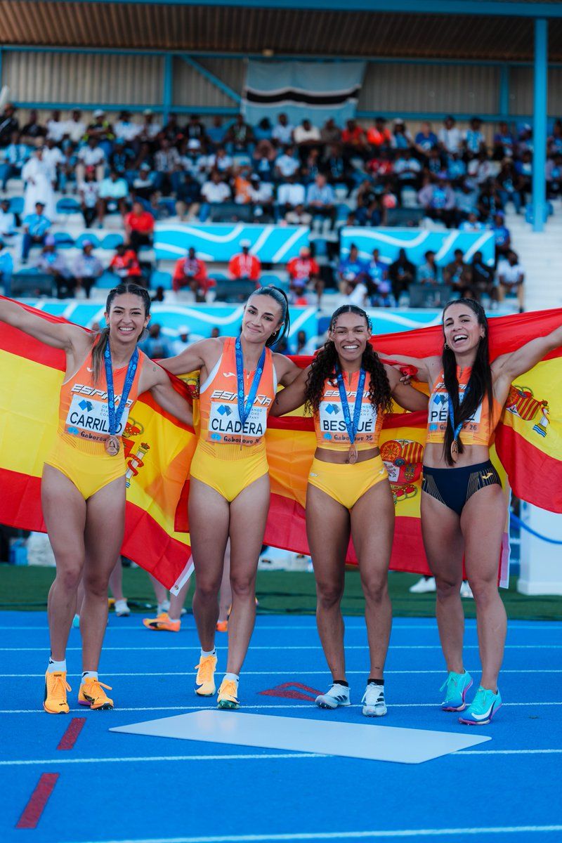 Jaël Bestué (segona per la dreta), amb l'equip de 4x100 després d'assolir la medalla de bronze en en Mundial de Relleus. FOTO: RFEA