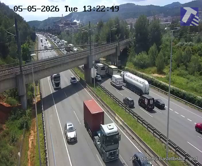 Un accident de dos camions a l'AP-7 talla dos carrils. FOTO: Trànsit
