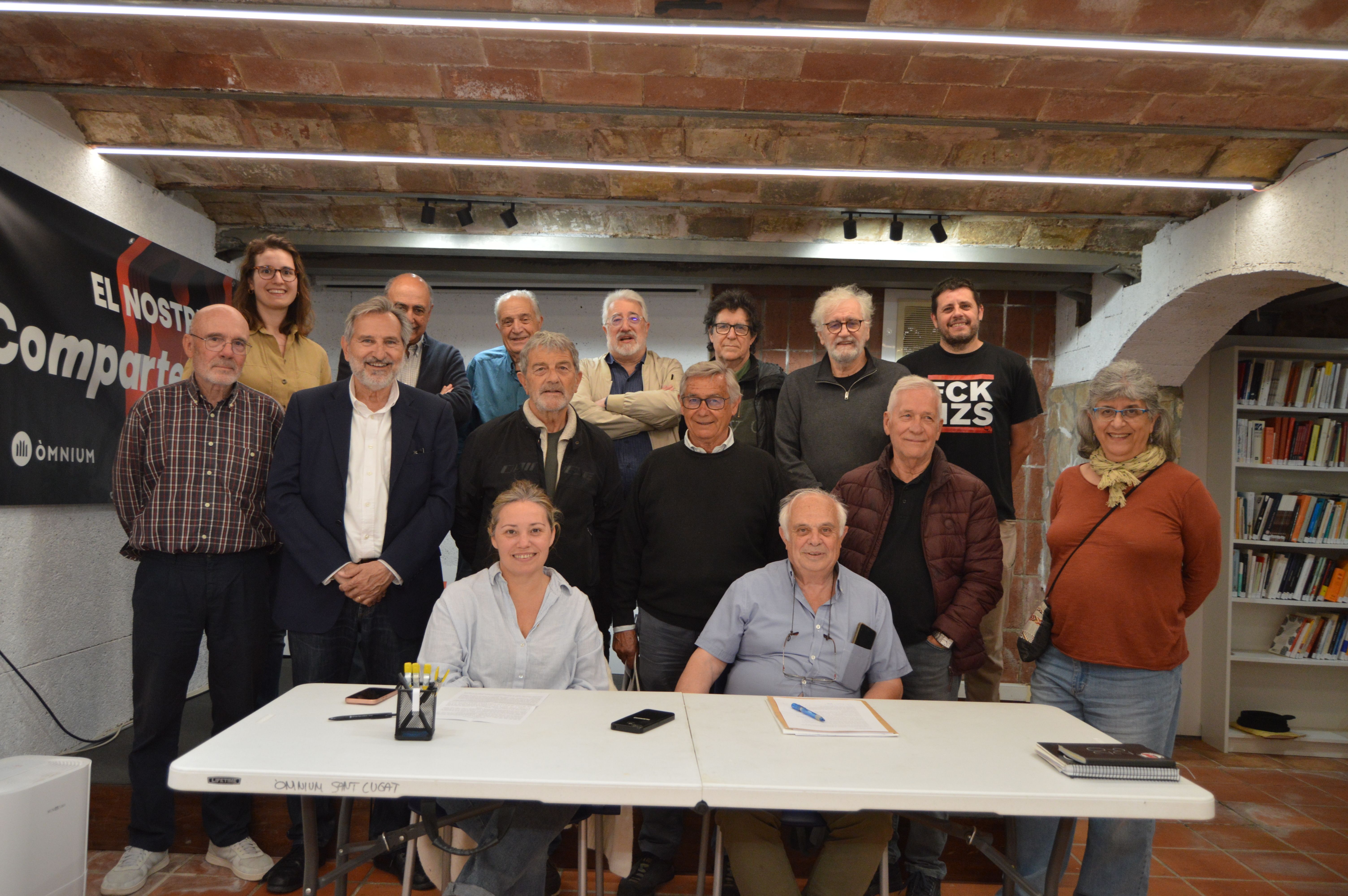 Un grup de santcugatencs s'uneixen en un manifest contra l'extrema dreta. FOTO: Cedida