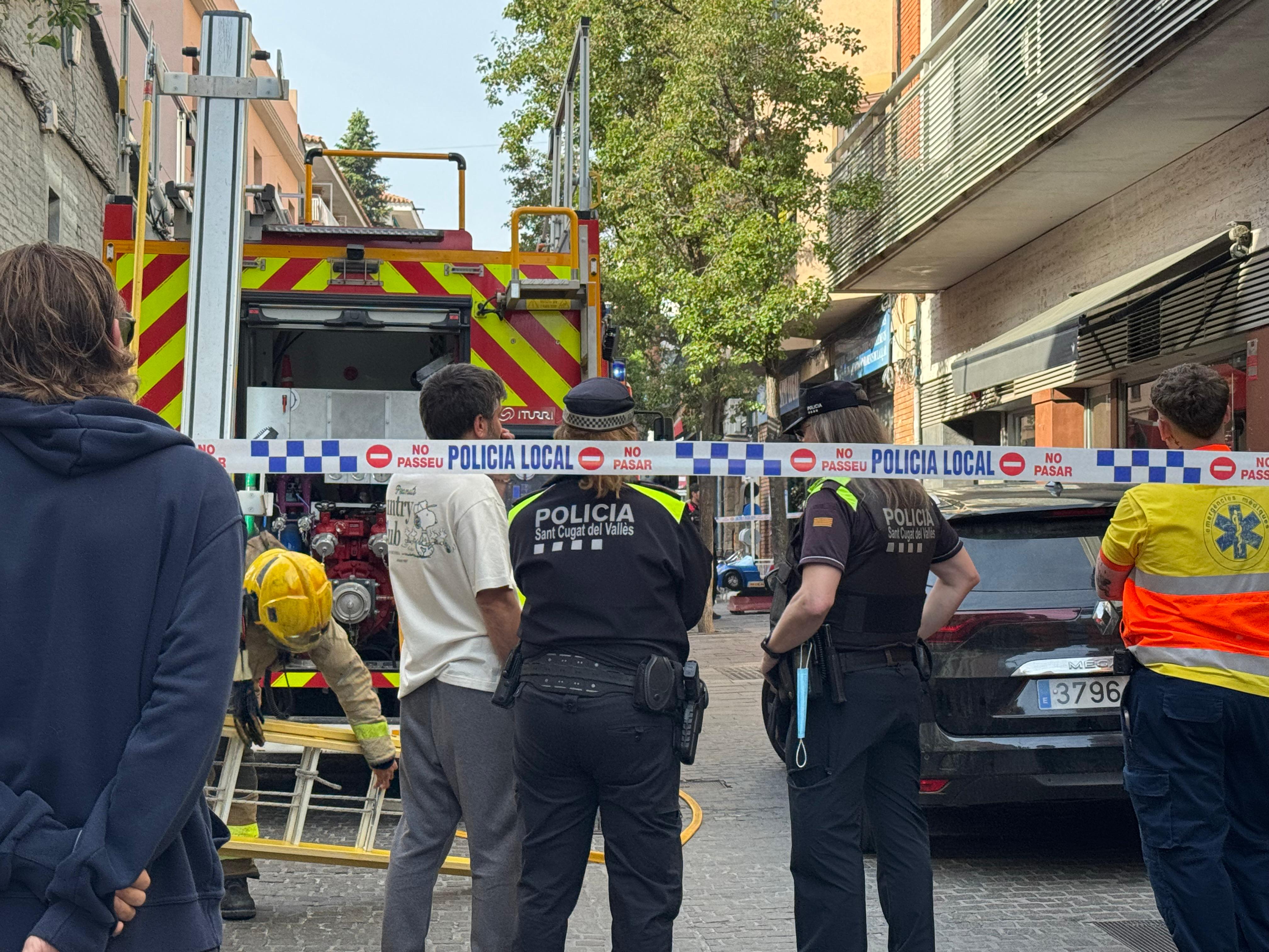 Efectius de la Polícia Local i els bombers al lloc dels fets. FOTO: TOT Sant Cugat.
