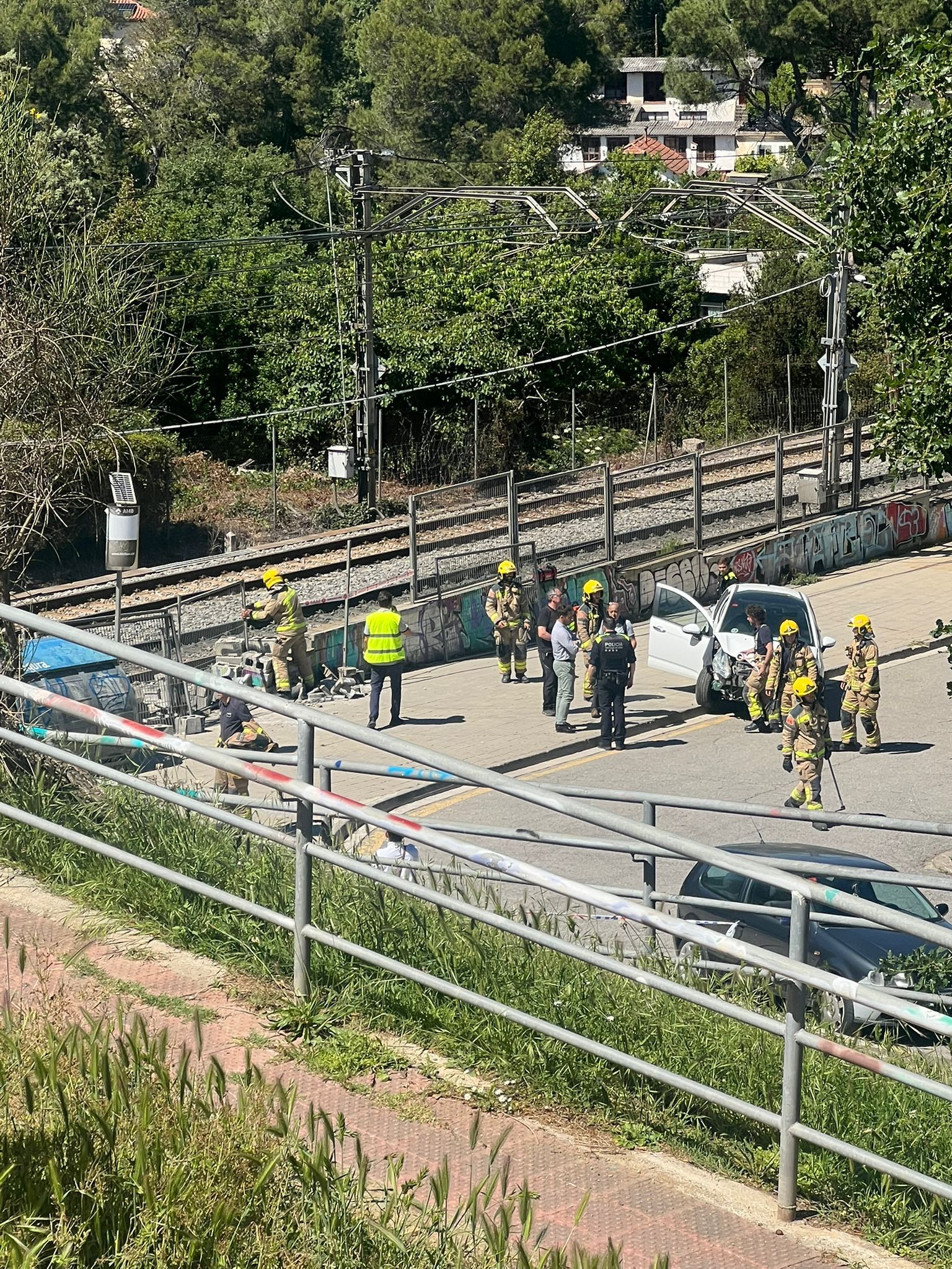 Els bombers amb el cotxe accidentat FOTO: Cedida 