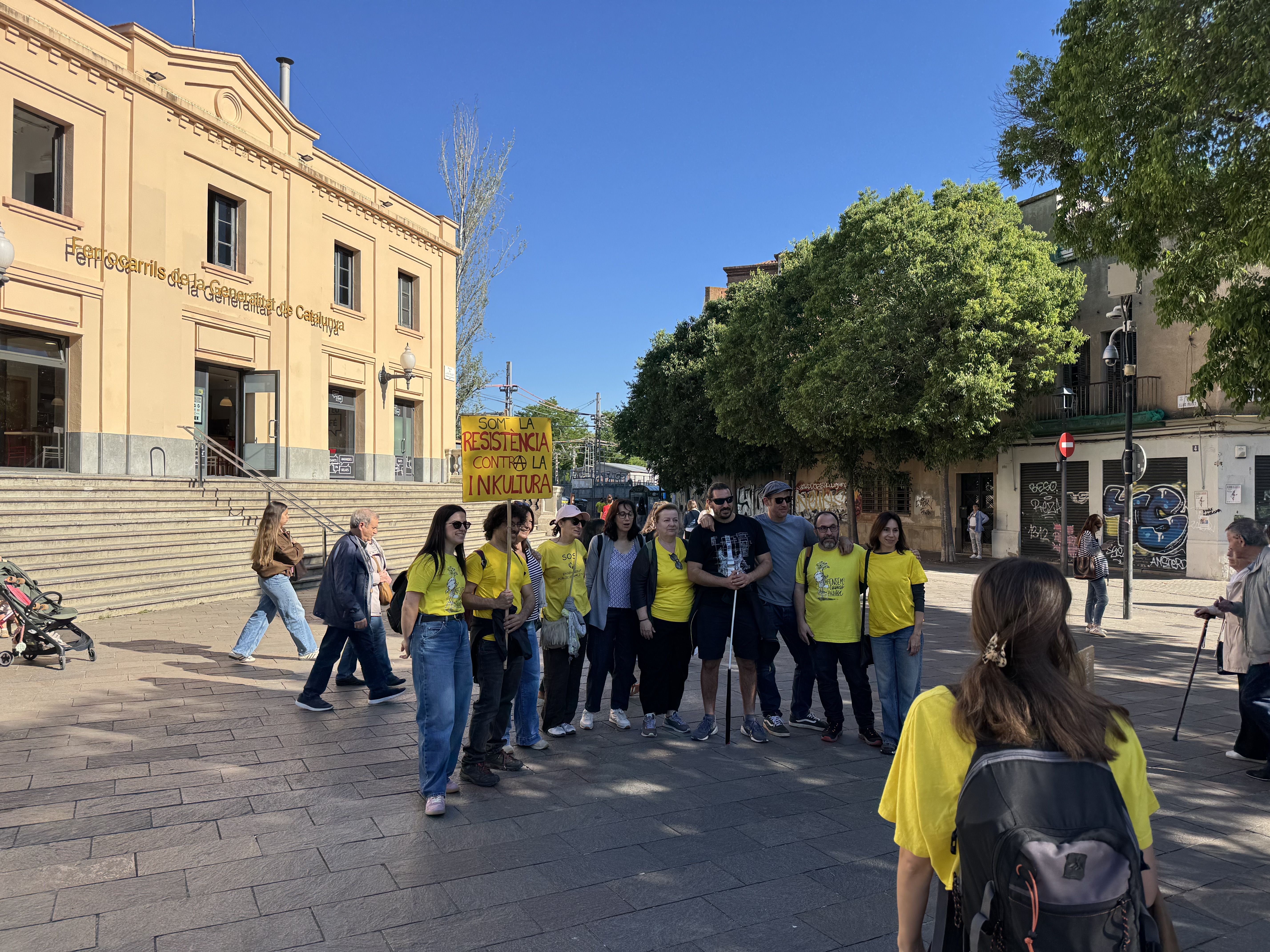 Concentració dels docents de Sant Cugat als FGC. FOTO: TOT Sant Cugat.