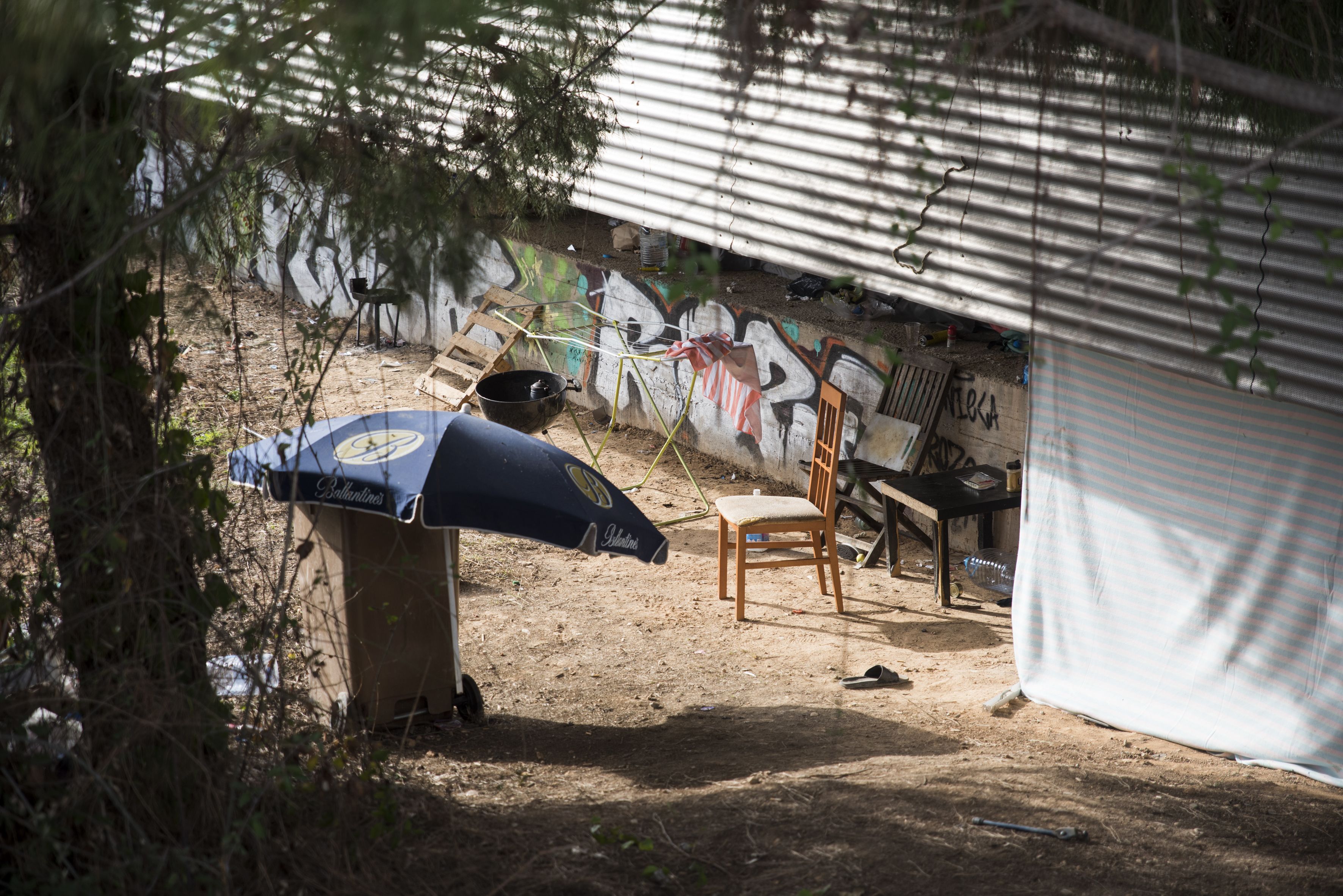 Campament de persones sense sostre a l'estació de Volpelleres el 2024. FOTO: Bernat Millet (TOT Sant Cugat)