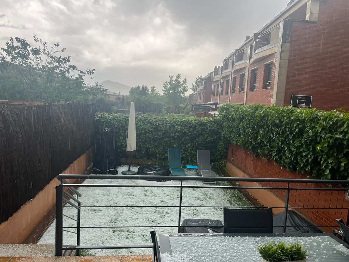 Un jardí a Sant Cugat després de la pedra que ha caigut. FOTO: Cedida