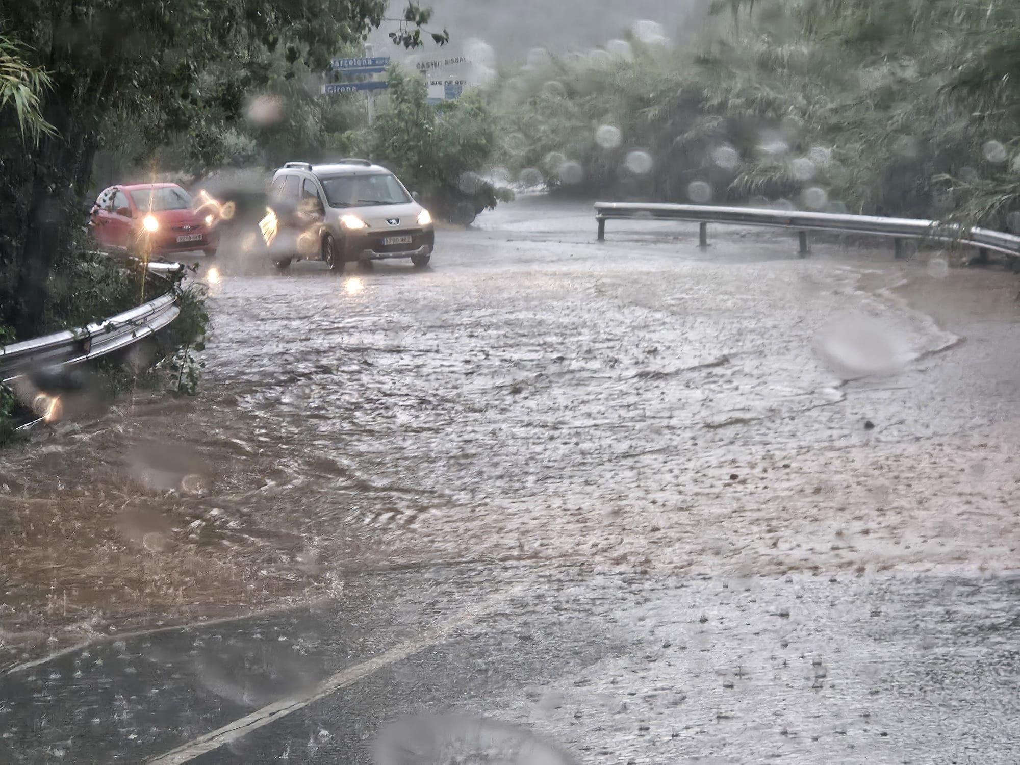 Un carrer inundat a Sant Cugat per la pluja