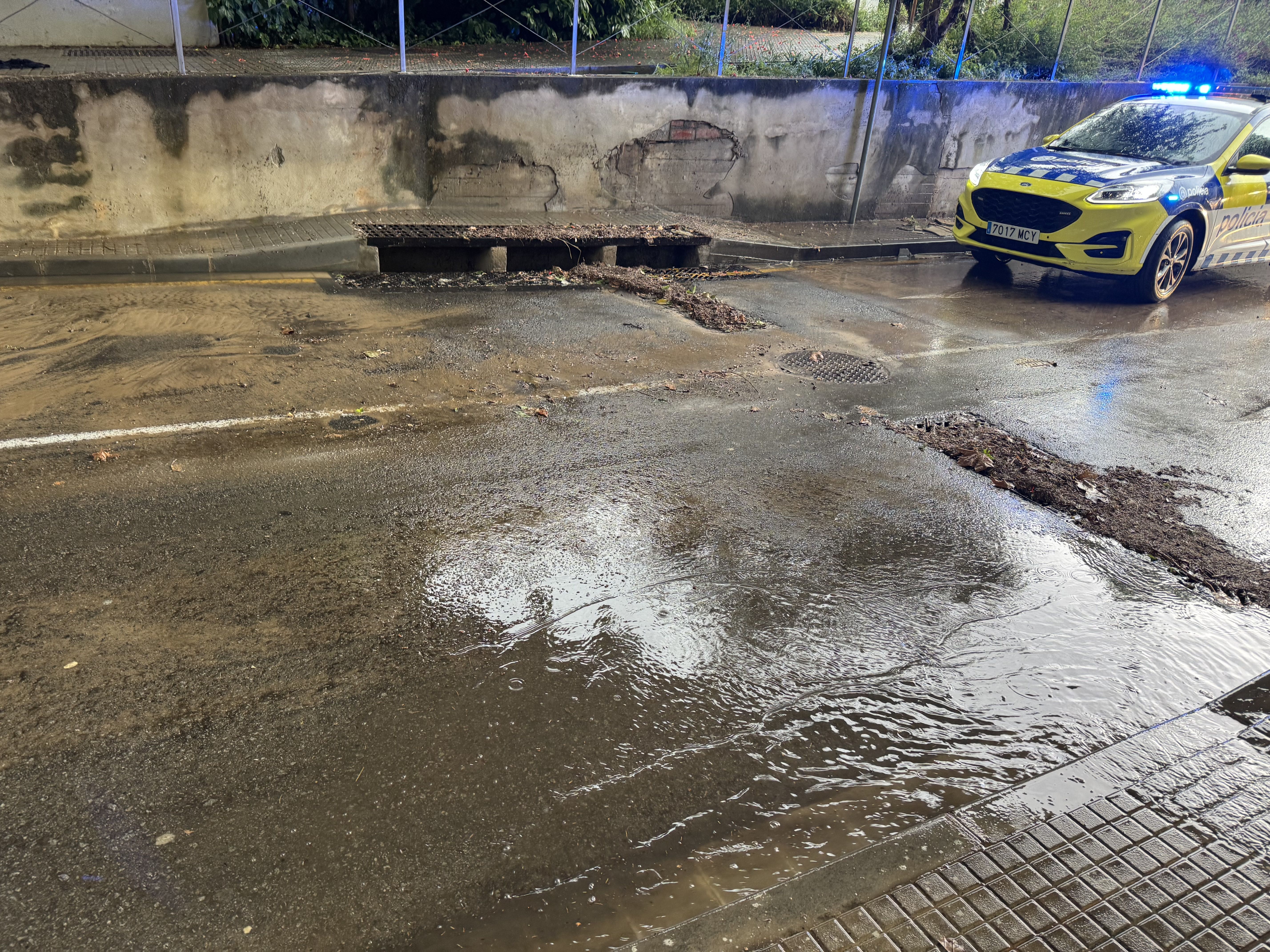 El pont del carrer de Martorell afectat per la pluja. FOTO: TOT Sant Cugat