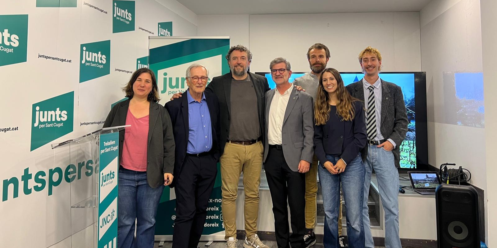 Salva Vendrell (tercer per l'esquerra) és el candidat de Junts a la presidència de l'EMD de Valldoreix. FOTO: Junts