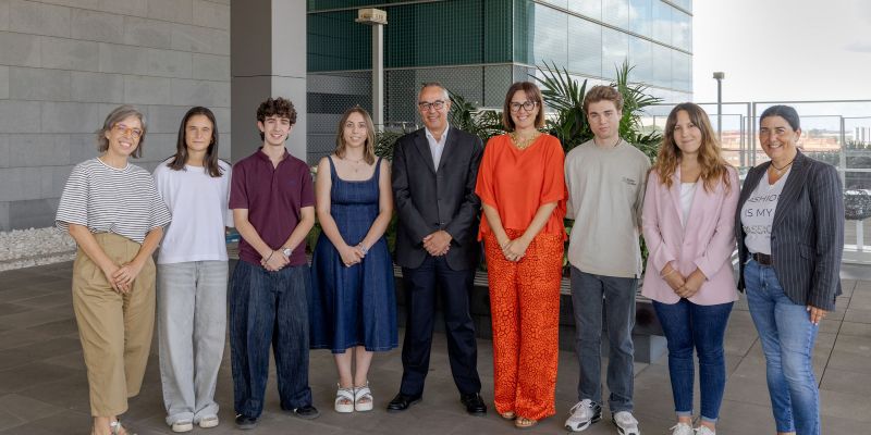 Foto de família durant l'acte d'entrega de les 'Beques Joves Talents' als guardonats en la segona edició(2)