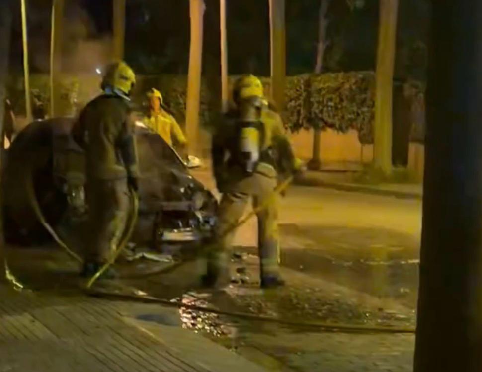 Els bomber apagant el cotxe incendiat. FOTO: Cedida.