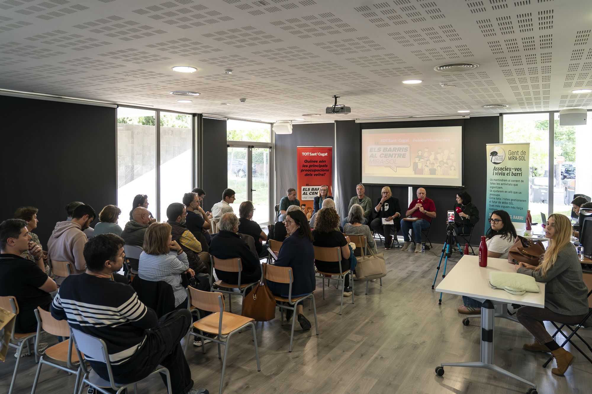 Debat a Mira-sol del cicle 'Els barris al centre'. FOTO: Mireia Comas