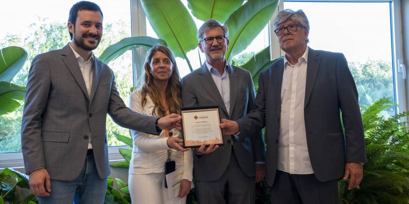 D'esquerra a dreta: el regidor de Comerç, Bernat Picornell, la tercera generació de Papiol Alfombras, Mireia Papiol, l'alcalde de Sant Cugat Josep Maria Vallès i la segona generació de Papiol Alfombras, Francesc Papiol amb la placa commemorativa pel 70è aniversari. FOTO: TOT Sant Cugat.