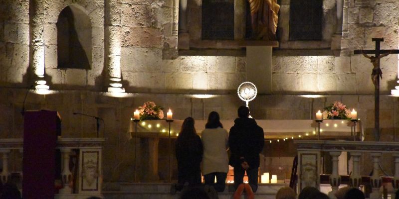 Joves en una de les adoracions de la Parròquia de Sant Pere d'Octavià. FOTO: Parròquia de Sant Pere d'Octavià