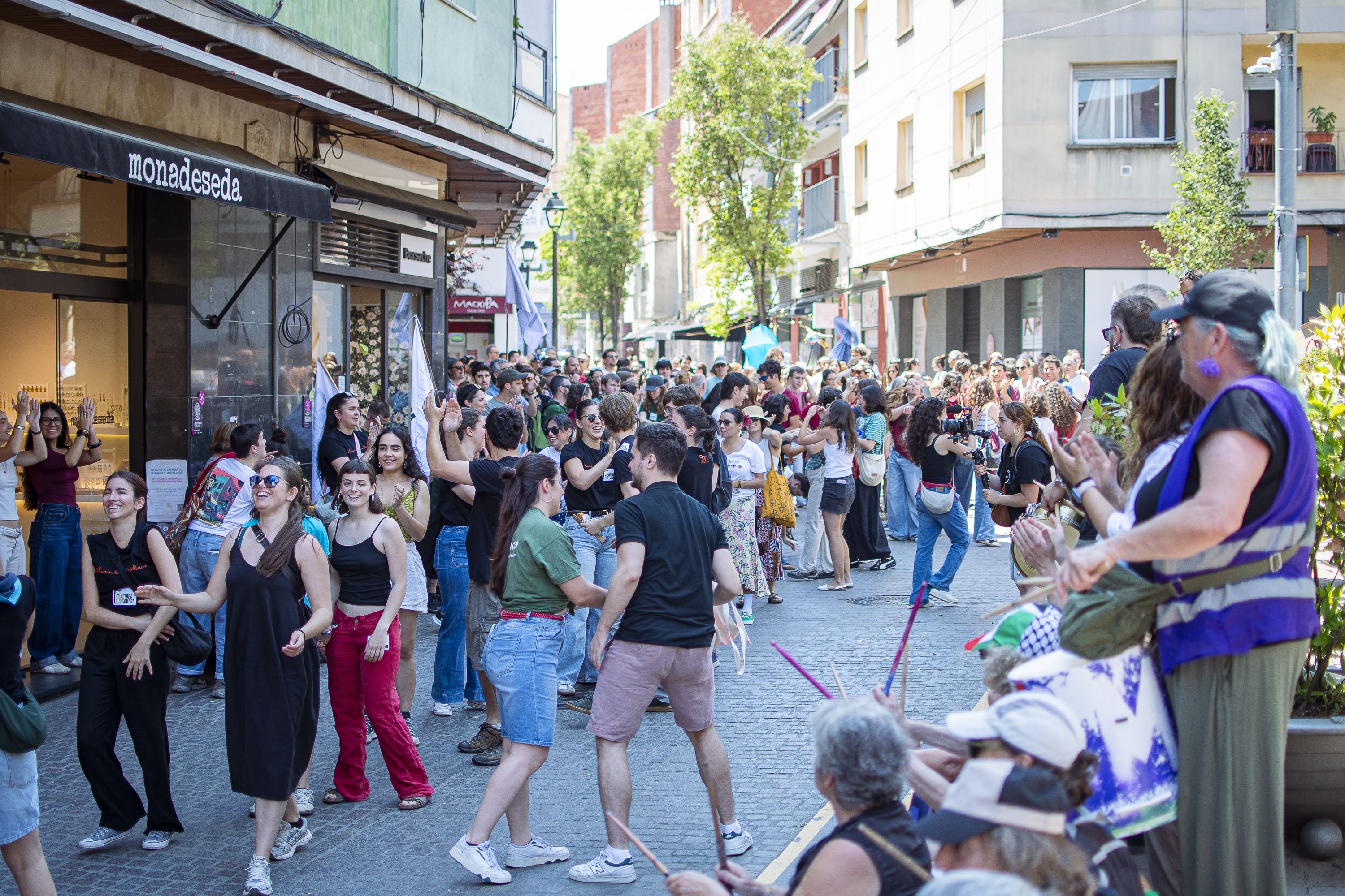 Més de 200 persones es manifesten amb la plataforma Cultura al carrer FOTO: Pol Rodríguez (TOT Sant Cugat)