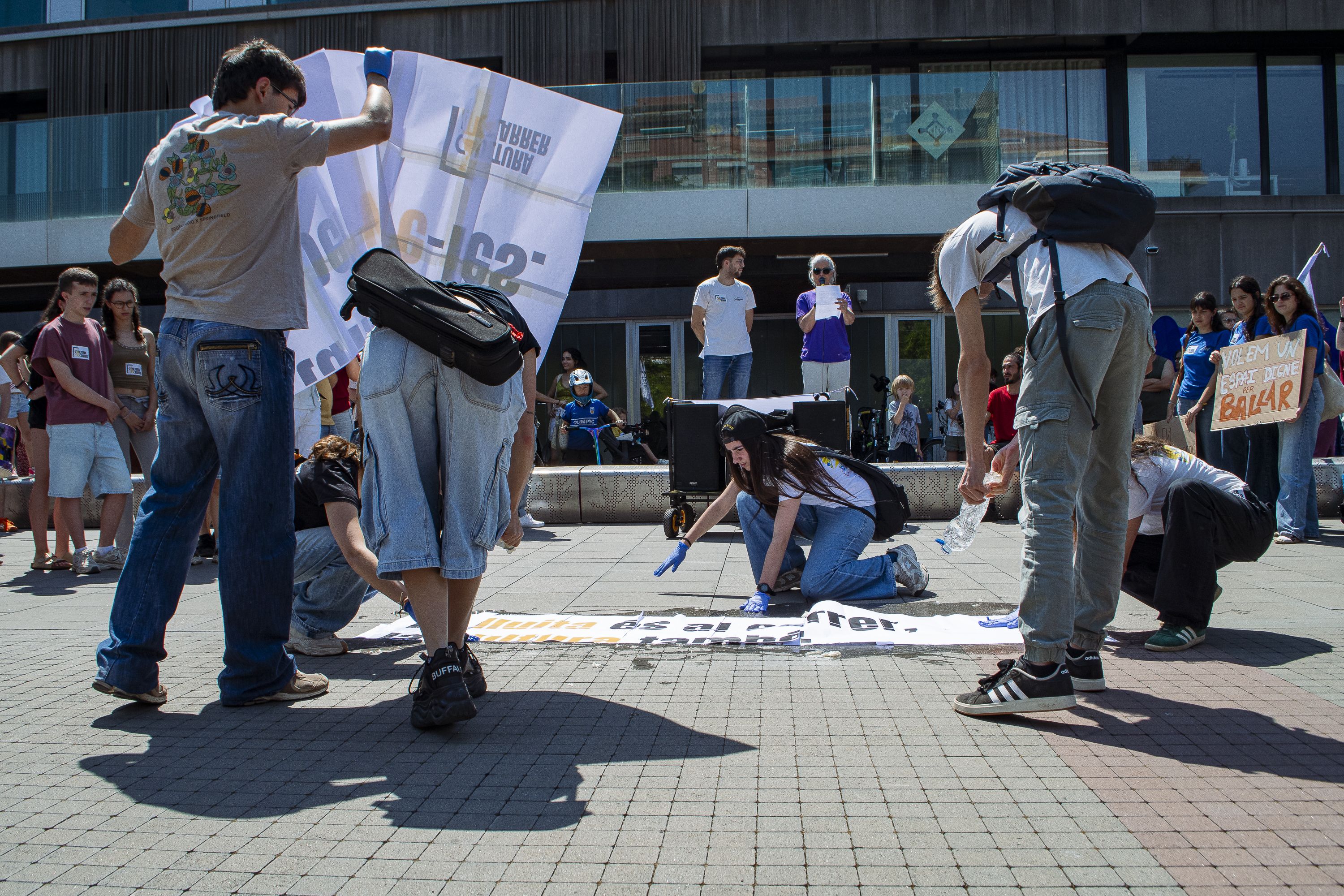 Més de 200 persones es manifesten amb la plataforma Cultura al carrer FOTO: Pol Rodríguez (TOT Sant Cugat)