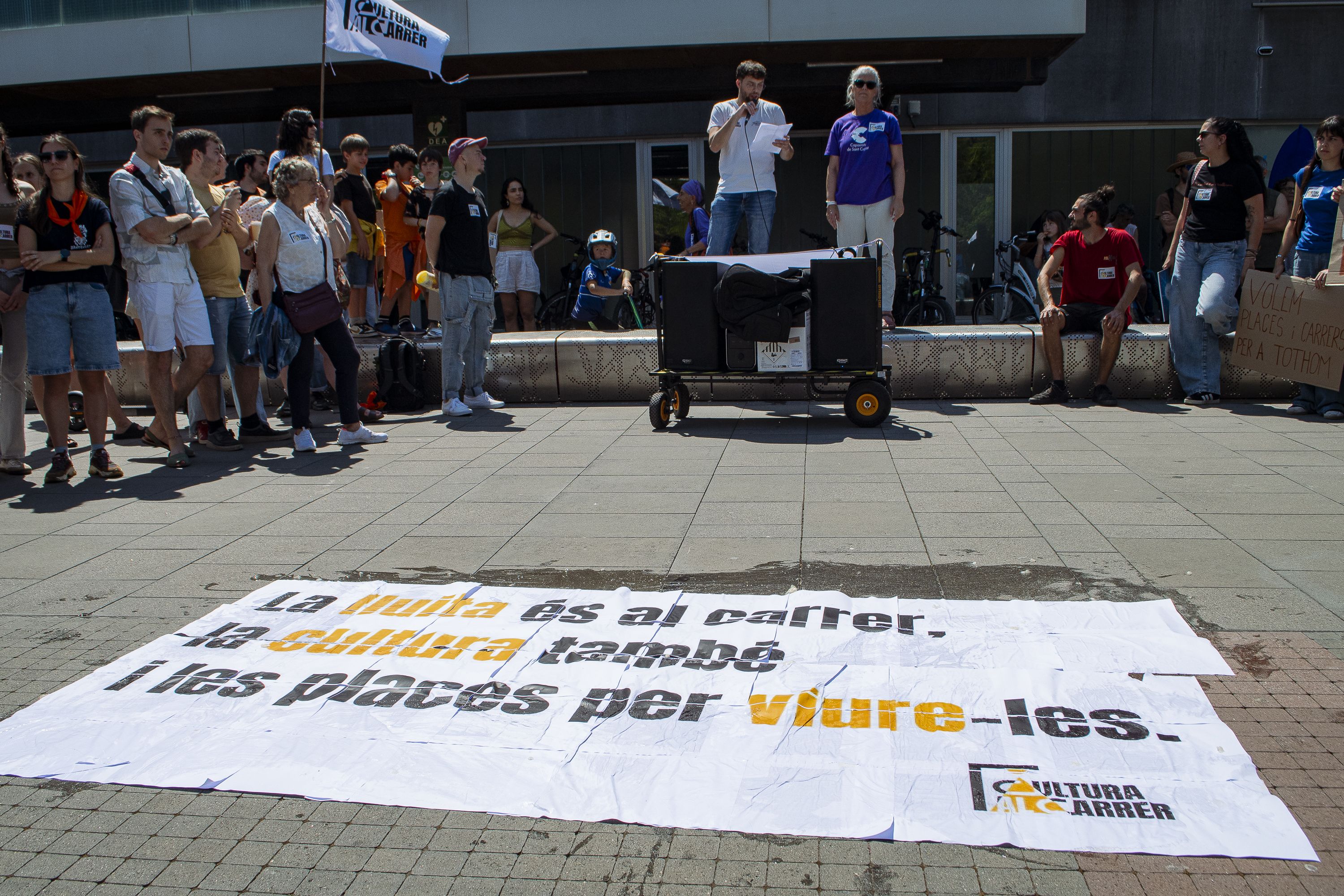 Més de 200 persones es manifesten amb la plataforma Cultura al carrer FOTO: Pol Rodríguez (TOT Sant Cugat)