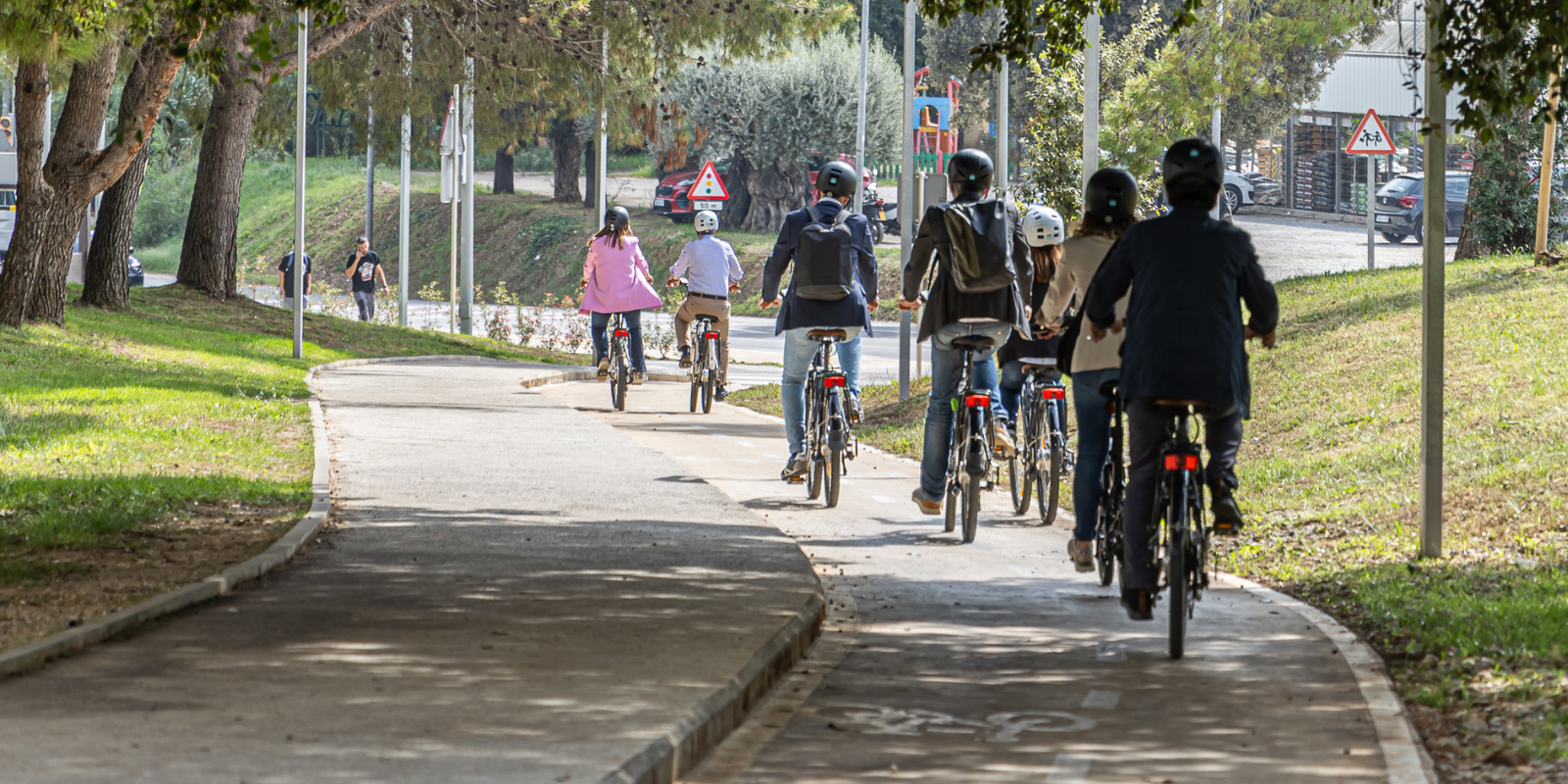 Carril bici en el seu pas per la rotonda del centre comercial. FOTO: Ajuntament