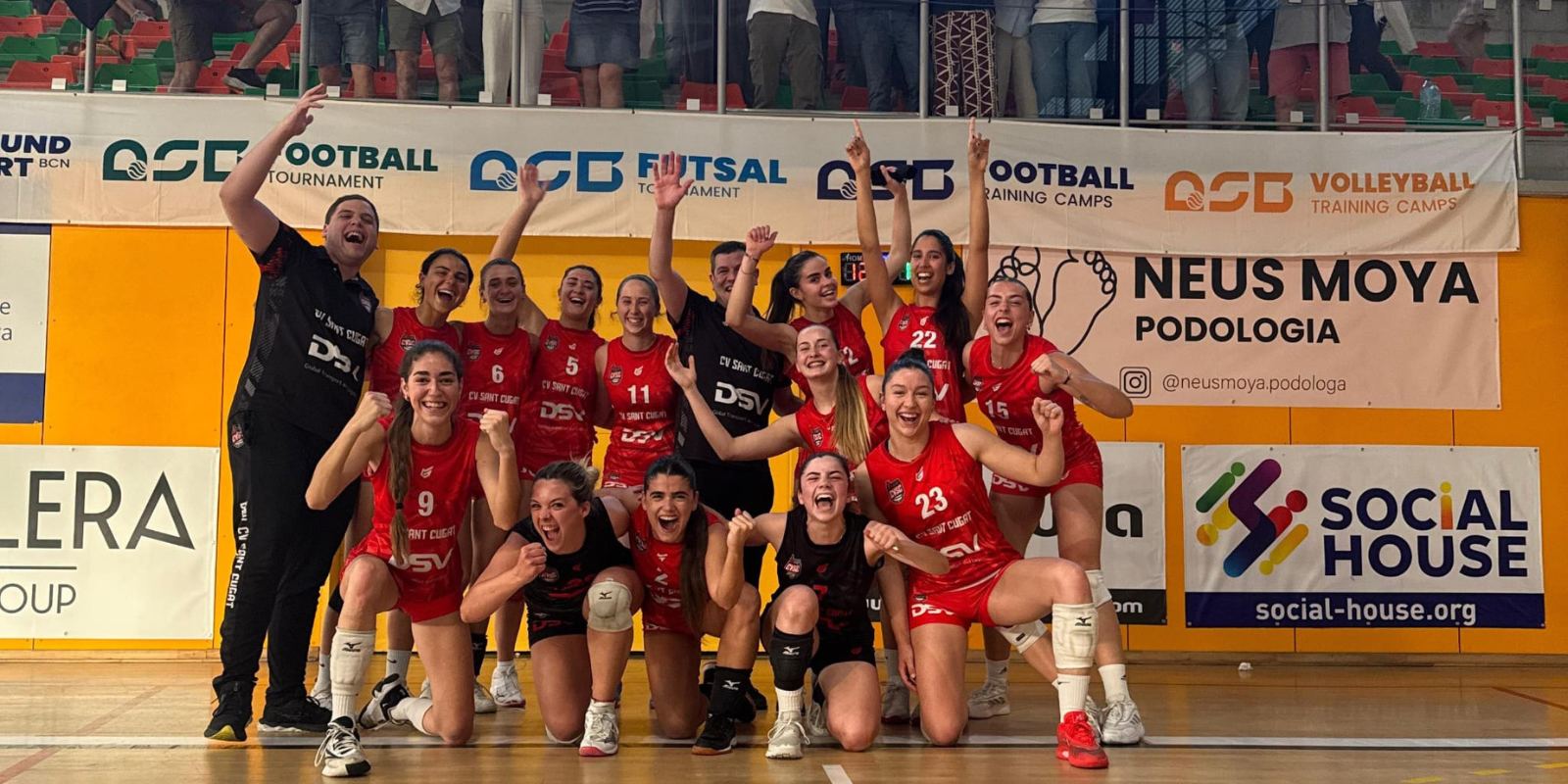 El Sènior C del Club Voleibol Sant Cugat celebrant l'ascens. FOTO: Cedida