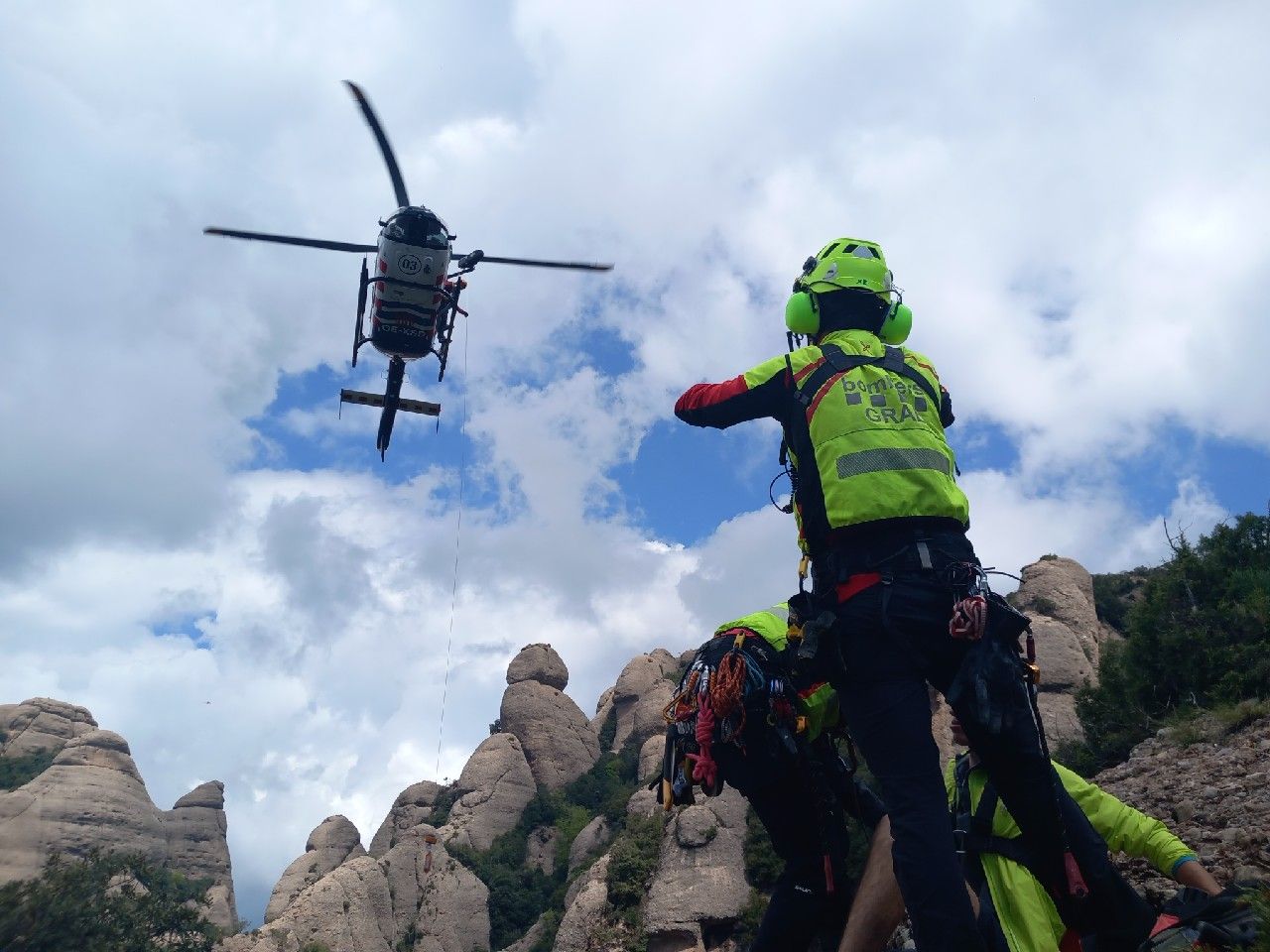Abans de sortir a la muntanya, cal consultar la previsió meteorològica, planificar la ruta i dur l’equipament adequat. FOTO:  Bombers de la Generalitat