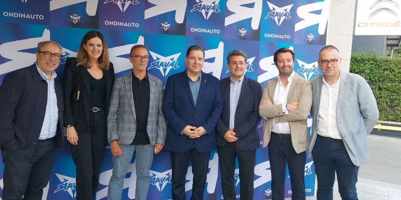 D'esquerra a dreta: Mikel Palomera, director general SEAT & CUPRA Espanya, Carmen Cruz Directora de Xarxa SEAT & CUPRA espanya; al centre Albert Salarich, regidor d'Empresa, Joan Anton Campmany,  gerent de SEAT & CUPRA al grup Yomovo; gerent de SEAT & CUPRA al grup Yomovo; Víctor Sarasola, director comercial de CUPRA Espanya;  Antonio Calvo, director vendes especials CUPRA Espanya. FOTO: TOT