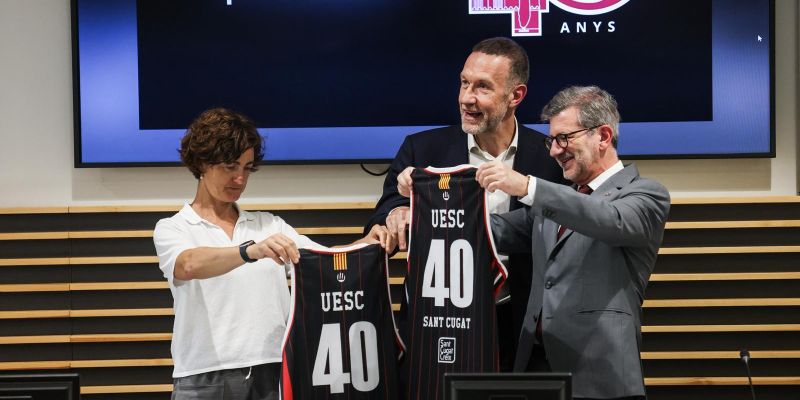 L'alcalde de Sant Cugat i la regidora d'Esports descobreixen la samarreta de la UESC de la temporada 26/27. FOTO: Cedida