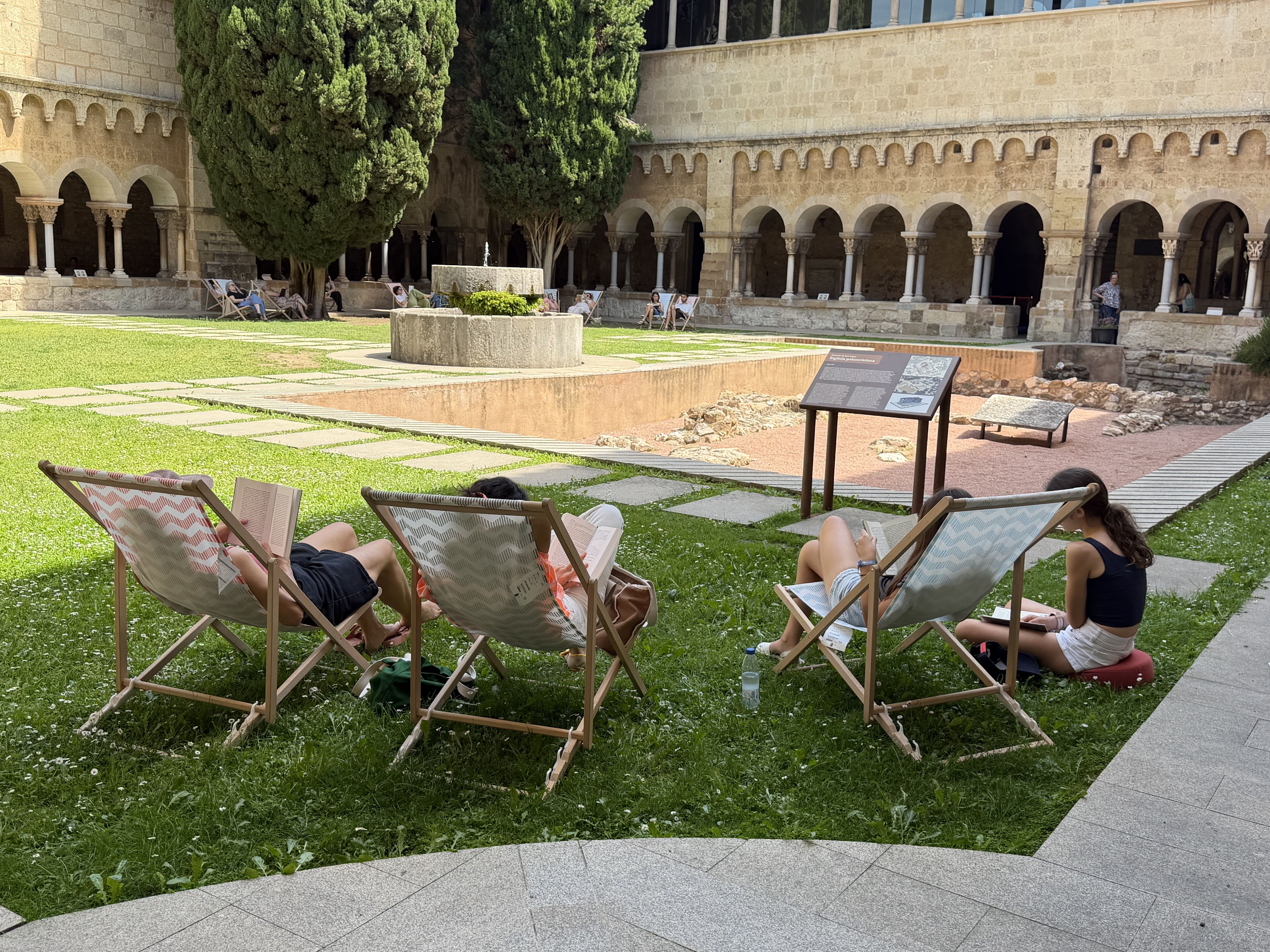 'Silent Reading Party' al Claustre del Monestir. FOTO: TOT Sant Cugat