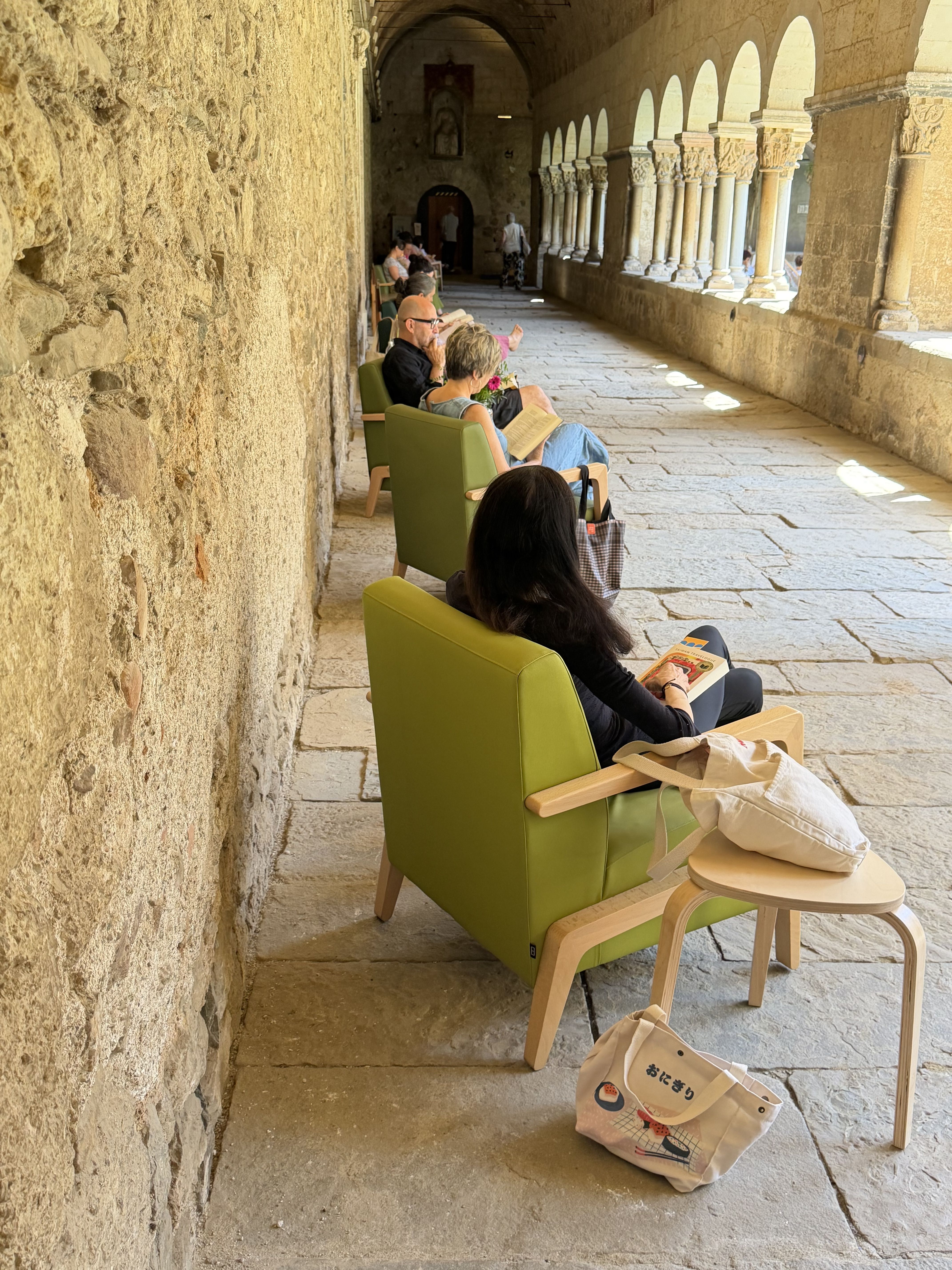 'Silent Reading Party' al Claustre del Monestir. FOTO: TOT Sant Cugat