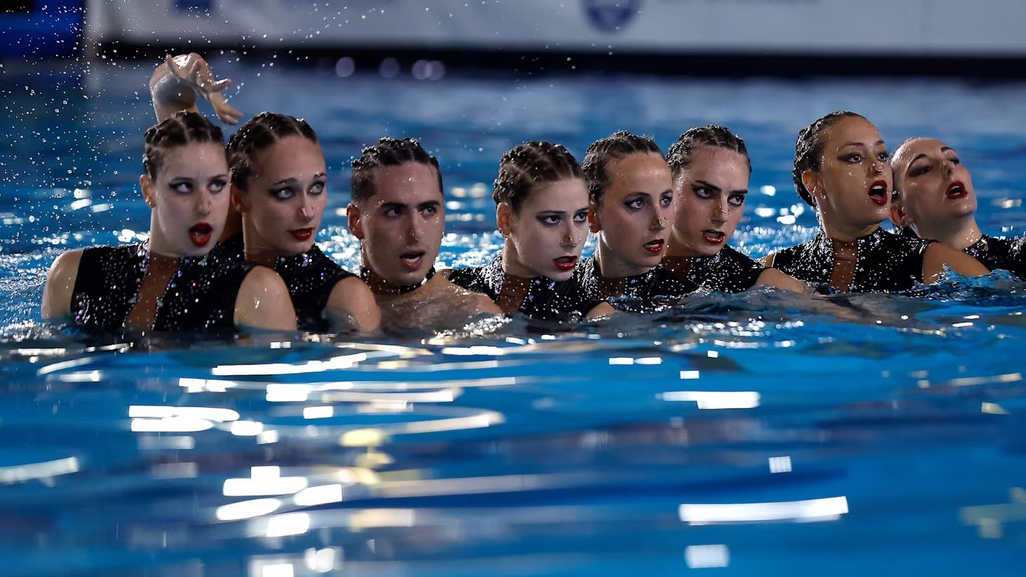 La selecció espanyola de natació artística durant la rutina acrobàtica en la Copa del Món. FOTO: World Aquatics