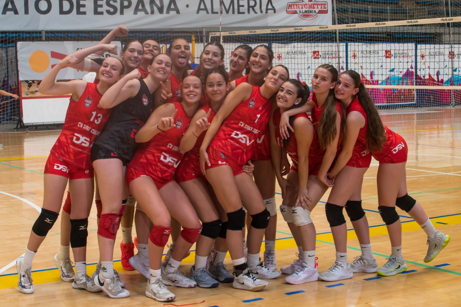 L'equip cadet del Club Voleibol Sant Cugat que s'ha fet amb el Campionat d'Espanya. FOTO: Cedida