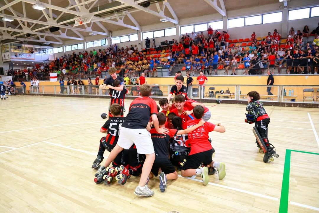 L'equip benjamí del PHC Sant Cugat celebrant el Campionat de Catalunya. FOTO: Cedida