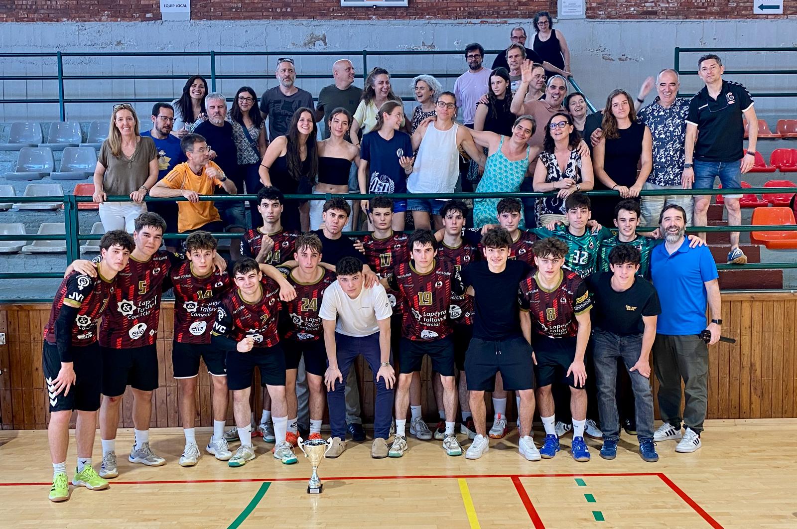 L'equip juvenil masculí del Club Handbol Sant Cugat que va ser subcampió de la Copa Catalana. FOTO: Cedida