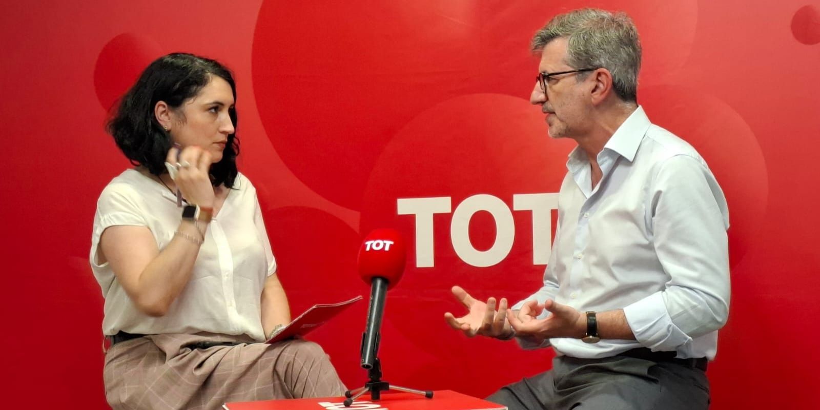 L'alcalde ha conversat amb la directora adjunta del TOT Sant Cugat, Àgata Guinó. FOTO: Ajuntament.