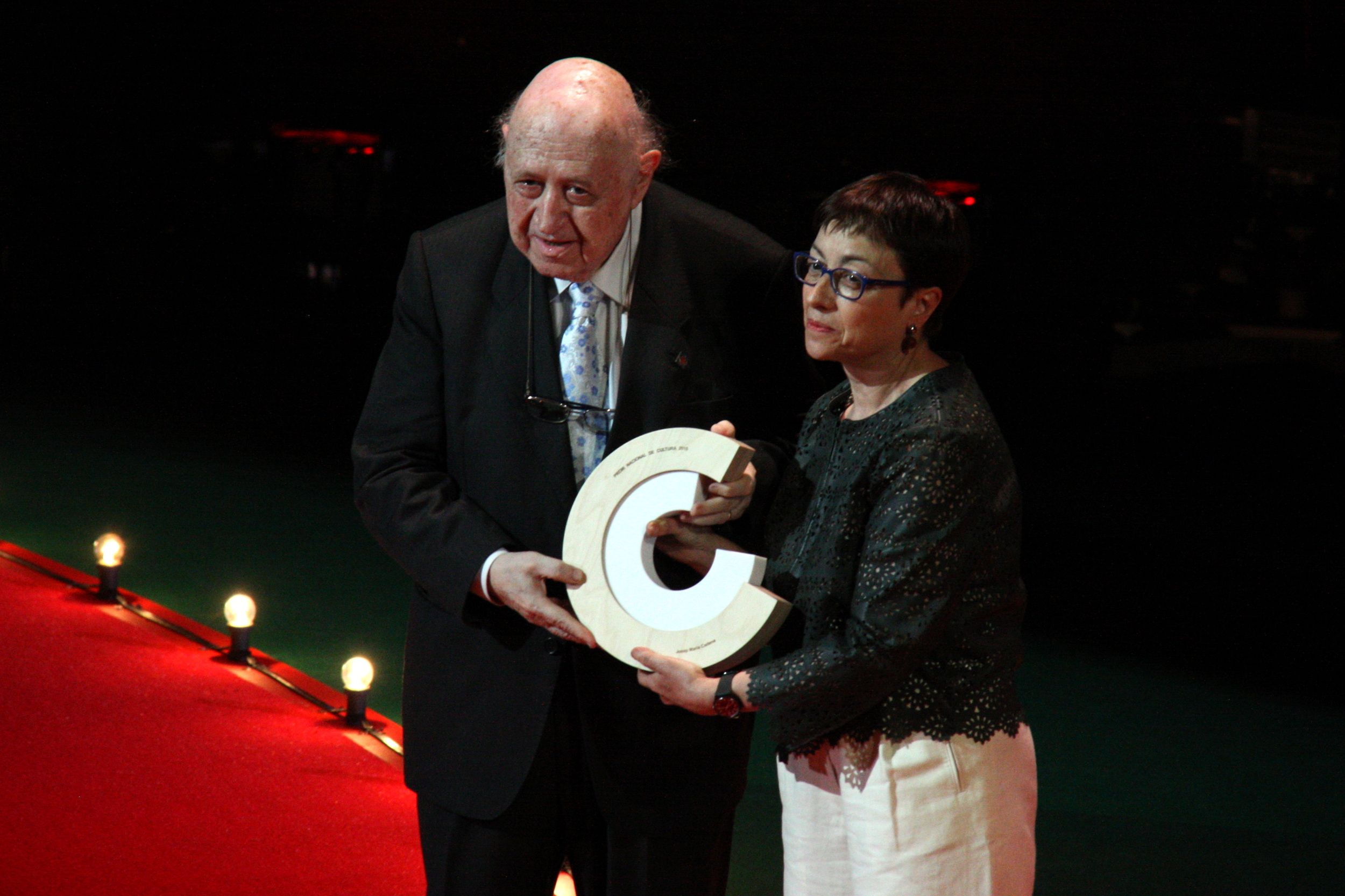 Josep Maria Cadena, amb el Premi Nacional de Cultura FOTO: ACN