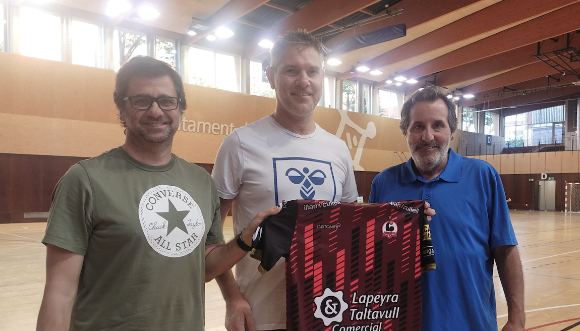 Salva Puig al centre de la imatge, amb el president de l'Handbol Sant Cugat, Gerard Fargas (esquerra), i el director esportiu i fins aleshores entrenador del primer equip, Joan Sancho (dreta). FOTO: Cedida