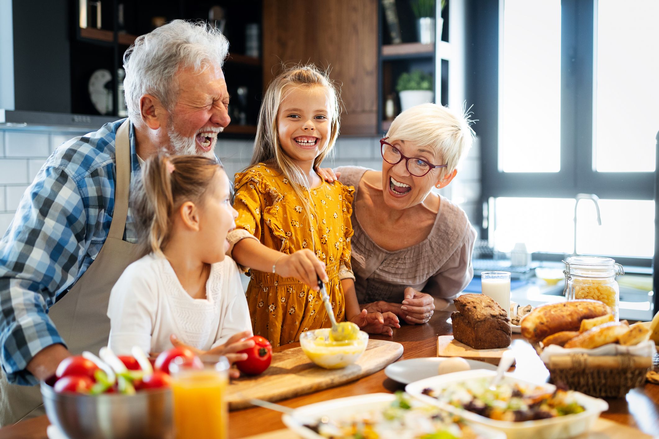 El projecte “Menjars plens de vida” evidencia que els nens aprenen hàbits saludables i els grans s’alimenten millor quan dinen junts. FOTO: Cedida