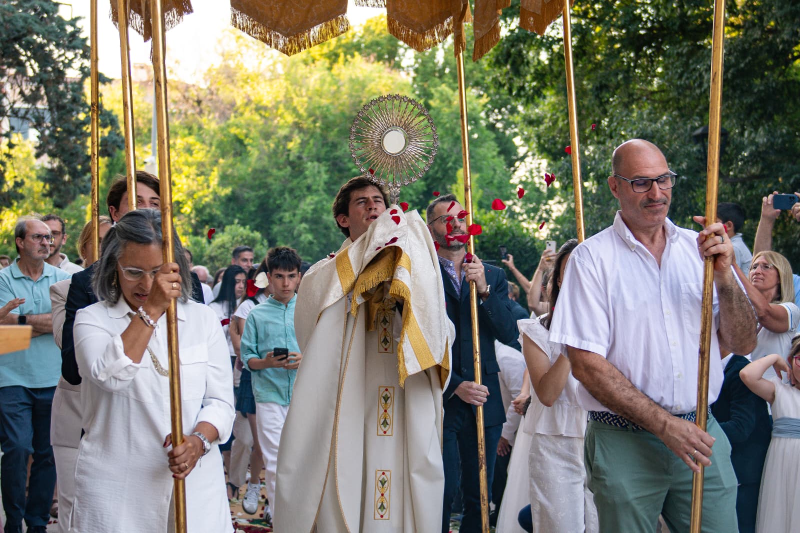 Celebració de Corpus Christi pel voltant del Monestir de Sant Cugat. FOTO: Pol Rodríguez (TOT Sant Cugat)