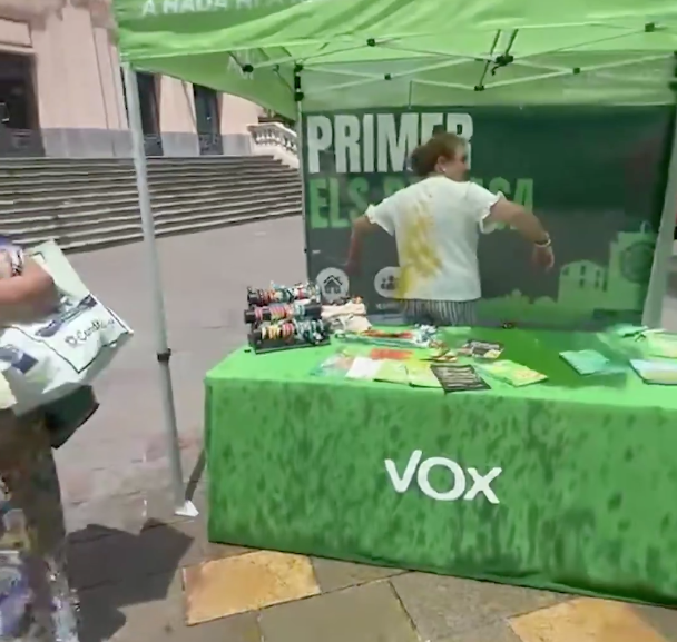 Ataquen amb pintura i farina una carpa de Vox a Sant Cugat. FOTO: Vox