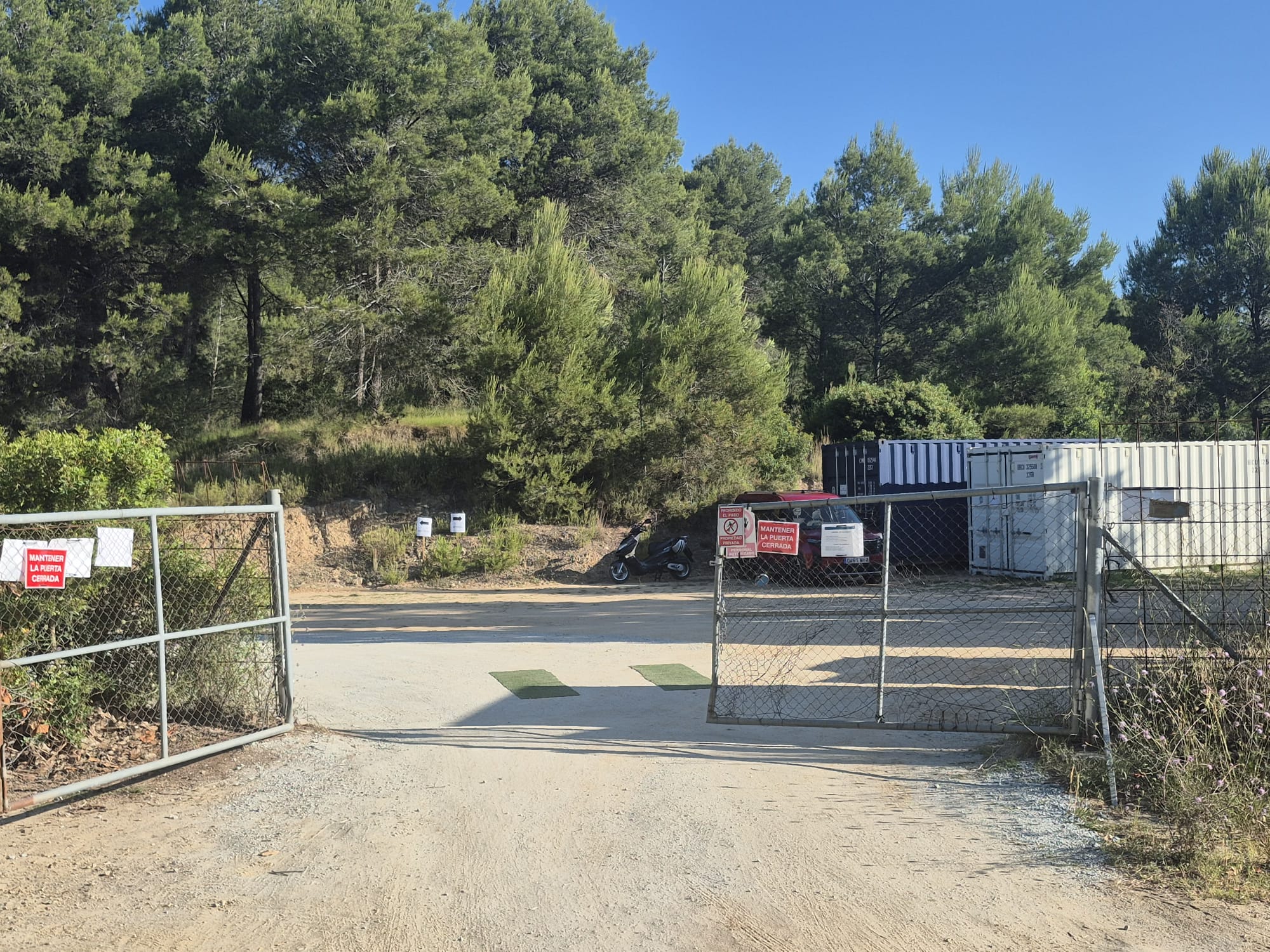 Un dels controls d'accessos a la zona de rodatge a l'antic golf de Sant Joan FOTO: TOT