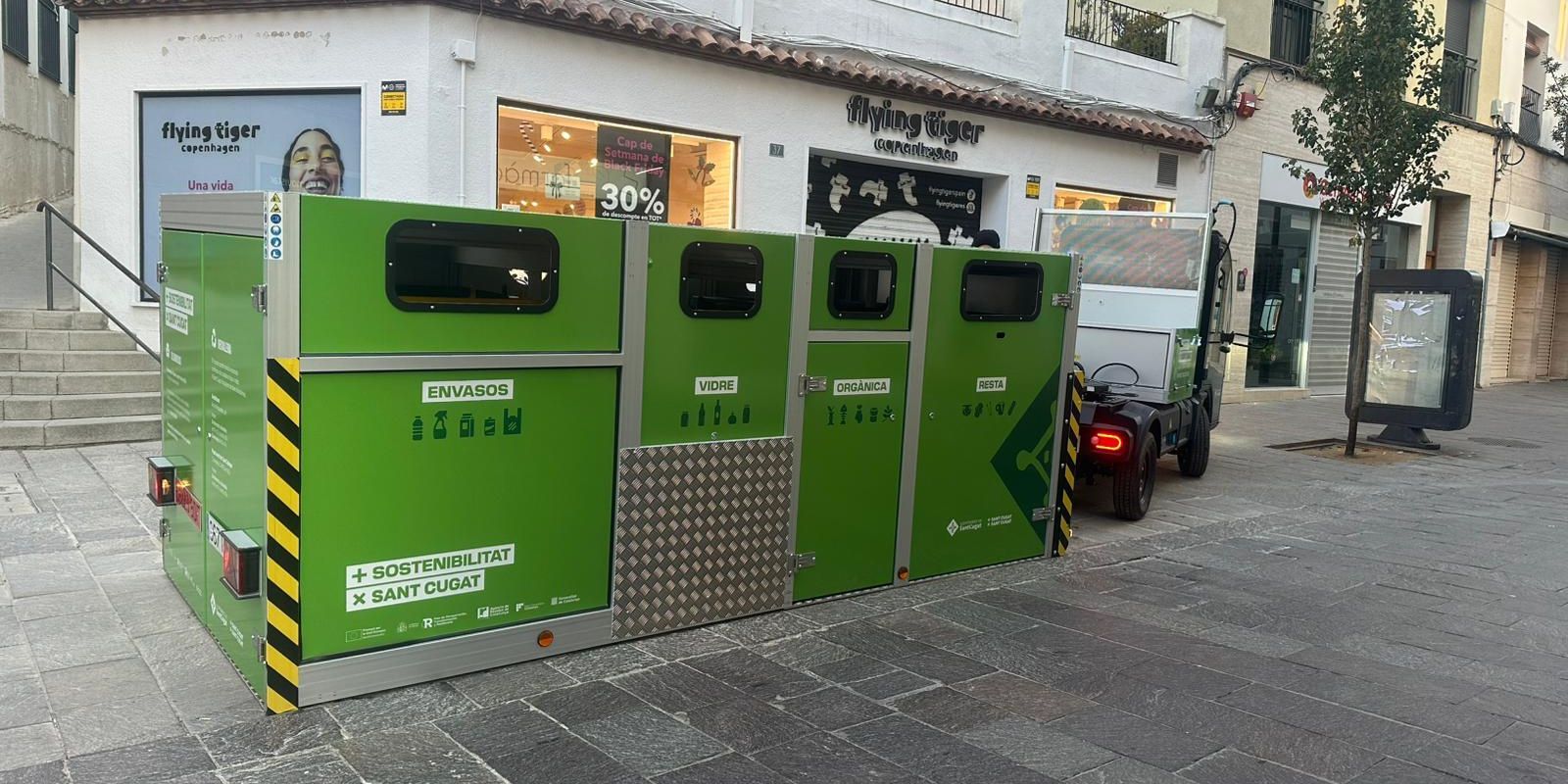 Nous contenidors mòbils al centre del Sant Cugat. FOTO: TOT