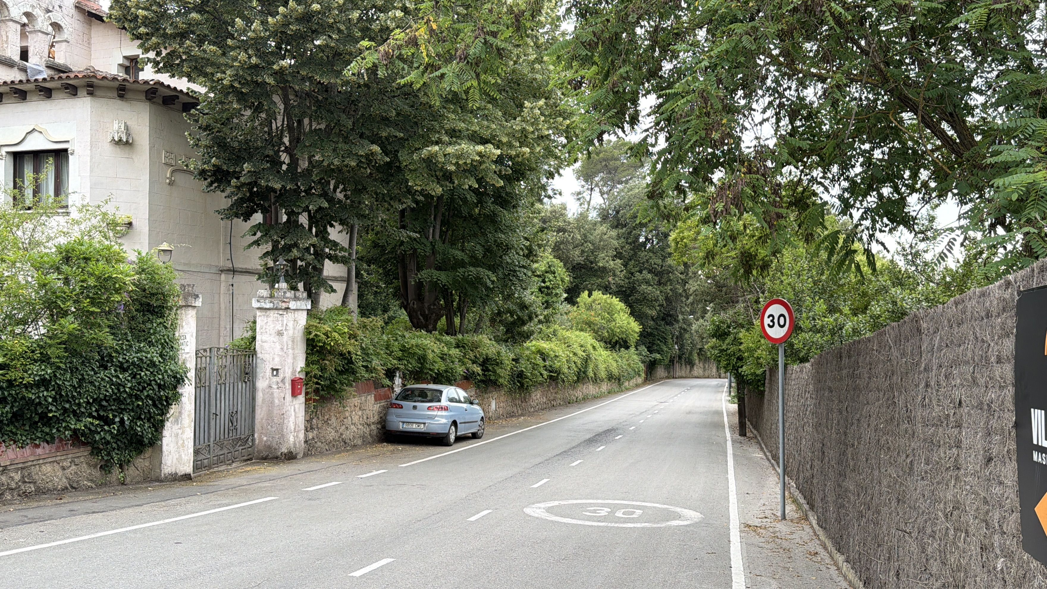 Carrer de l'Oceà Atlàntic, a la zona de Can Trabal, on està previst la construcció d'aquest edifici. FOTO: TOT Sant Cugat.