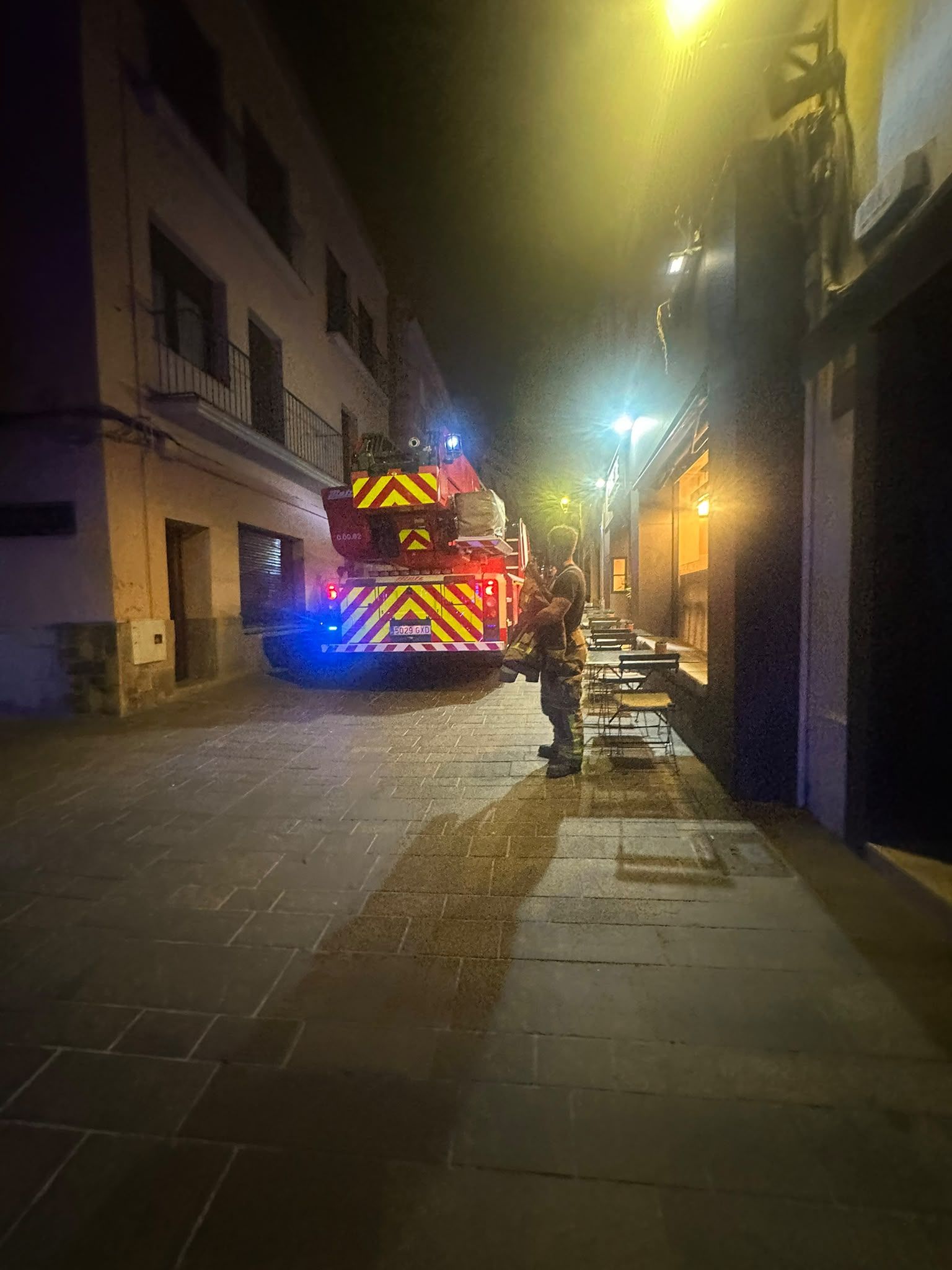 Bombers al carrer Major, per apagar el foc al restaurant Baobab FOTO: Cedida