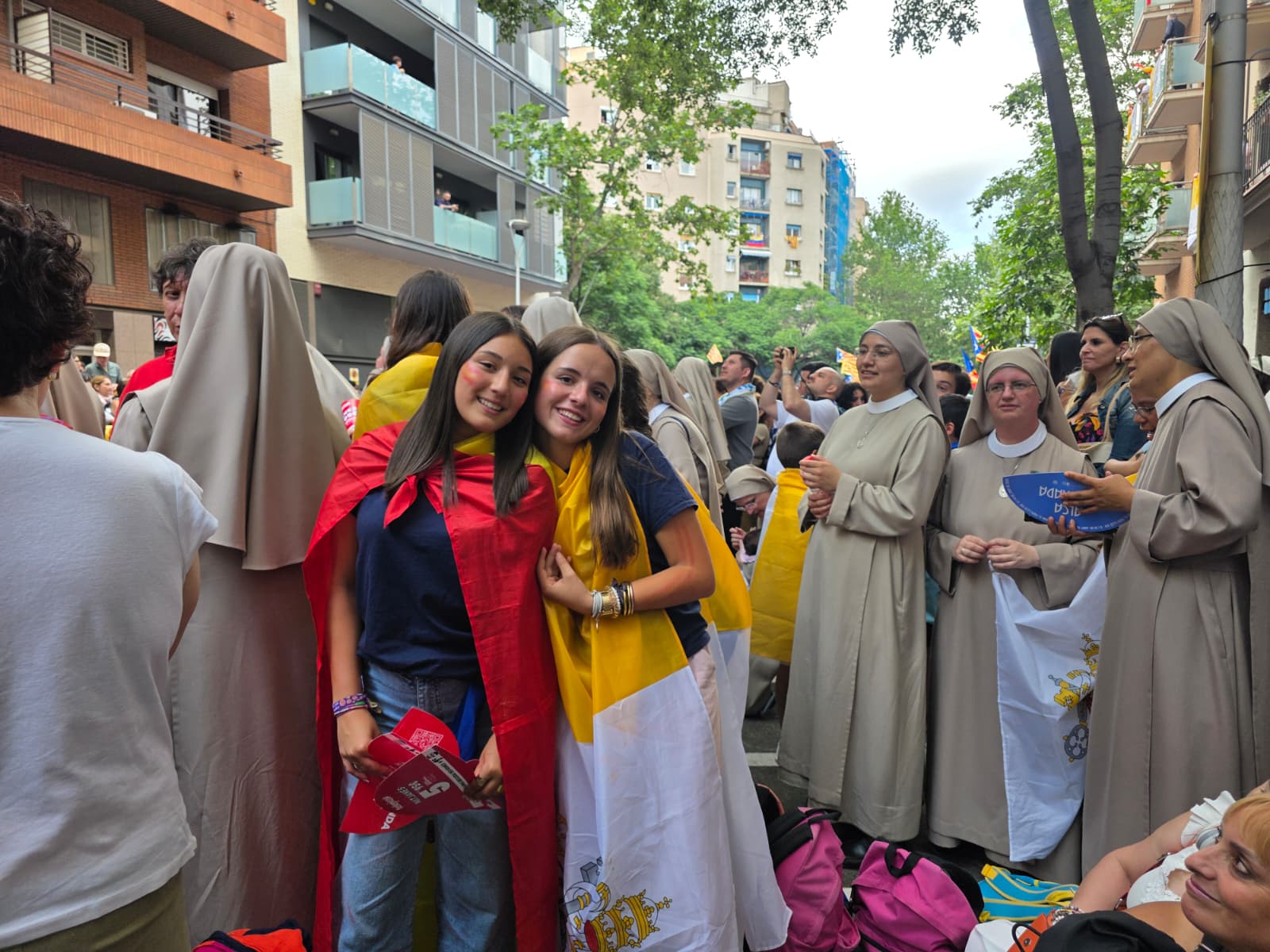 Alumnes del Colegio de Nuestra Señora de El Pinar de Valldoreix a la visita del Papa Lleó XIV a Catalunya. FOTO: Marc Mata (TOT))