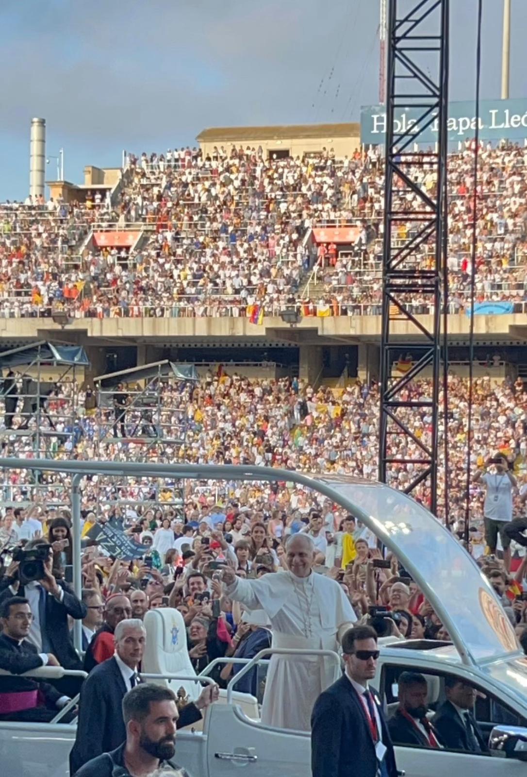 El Papa Lleó XIV durant la vigília d'oració a l'estadi olímpic Lluís Companys. FOTO: Cedida