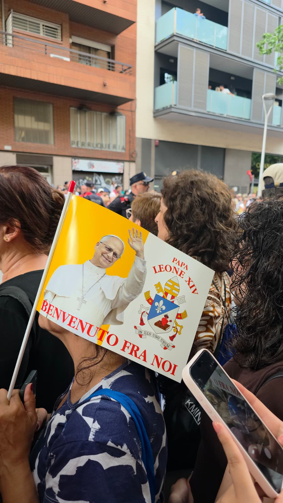 Gent al carrer durant la visita del Papa Lleó XIV a Catalunya. FOTO: Marc Mata (TOT)