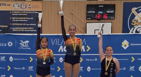 Gala Colell, patinadora de l'Escola de Patinatge Artístic de Sant Cugat, en el podi de la Copa Catalunya. FOTO: Cedida