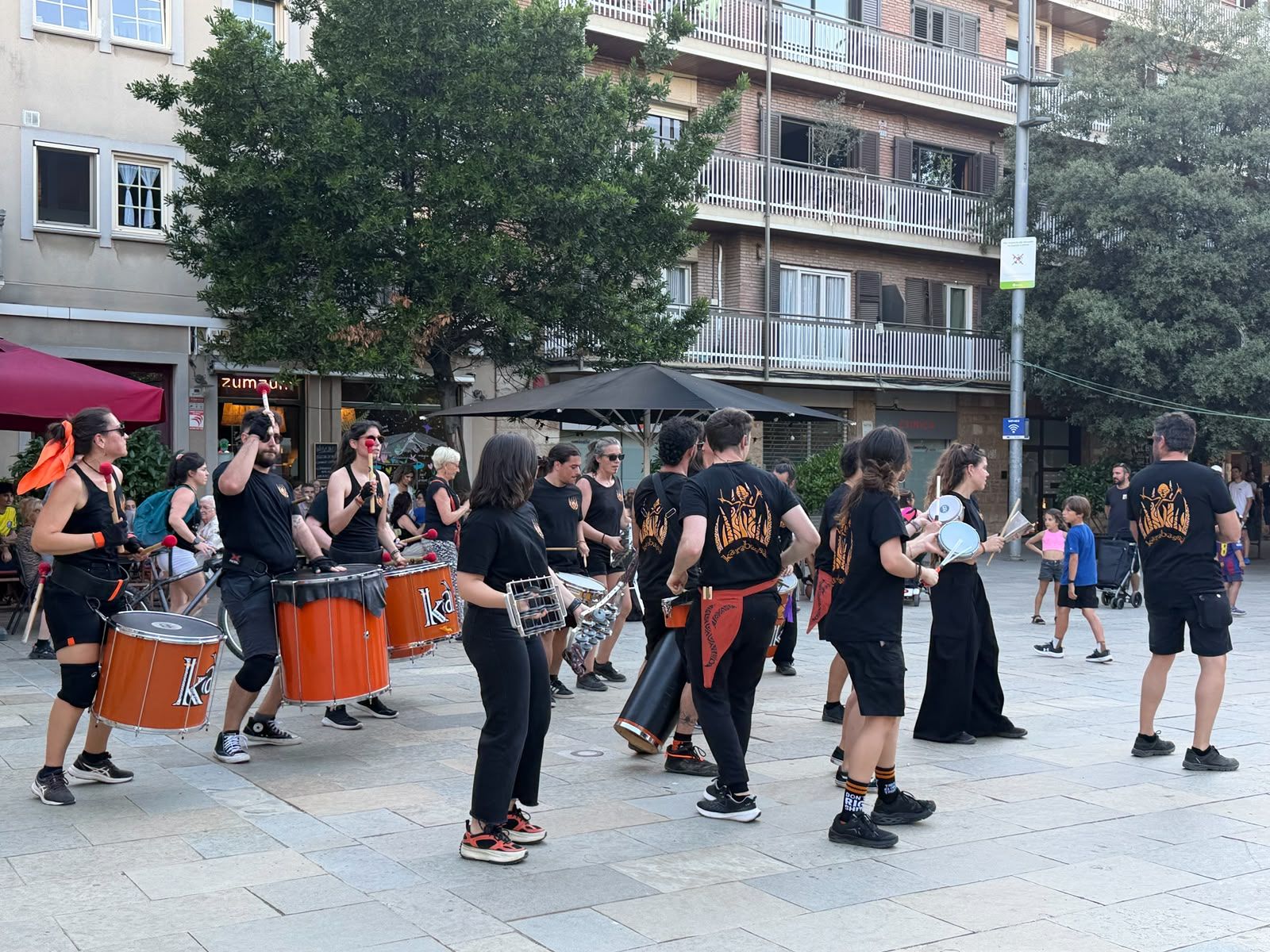 Cercavila del grup de percussió Karabassà. FOTO: TOT Sant Cugat