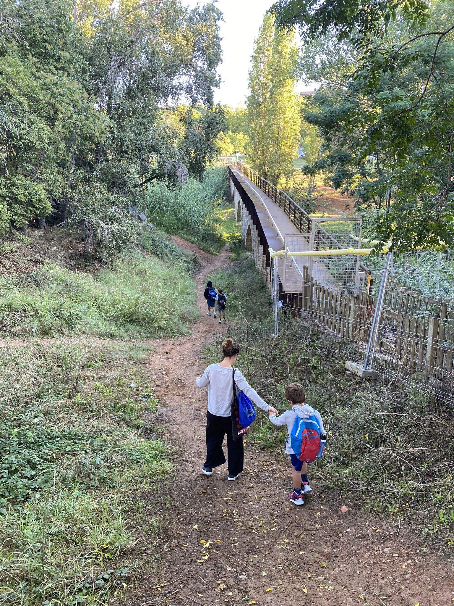 Famílies passant pel costat del pont de Can Vernet FOTO: Cedida