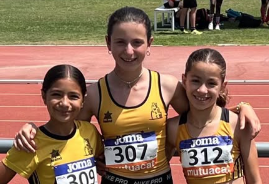 L'atleta del Club Muntanyenc Sant Cugat Cayetana Domene (centre) ha aconseguit 2 ors en el Campionat de Catalunya. FOTO: Cedida