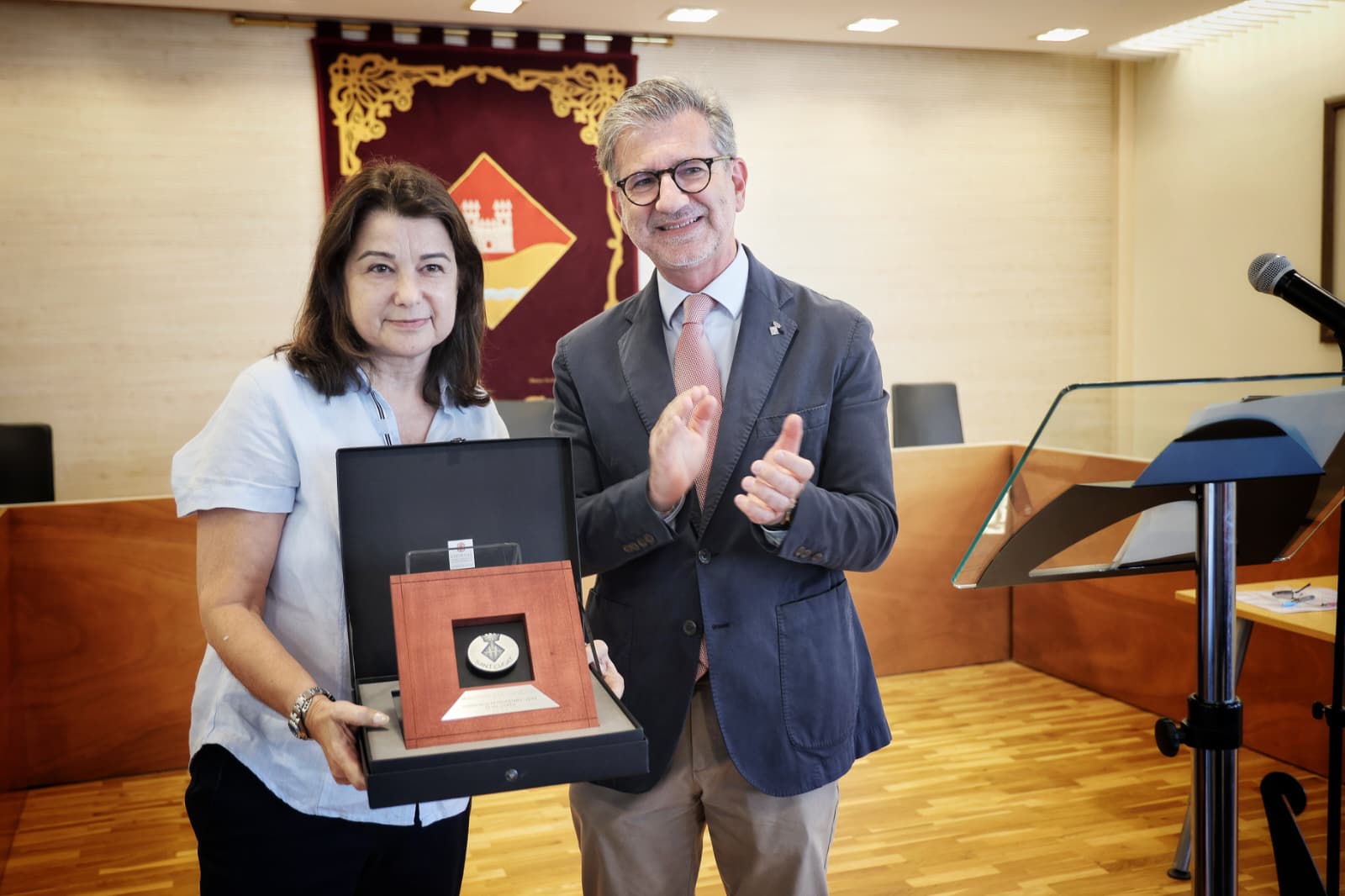 Lliurament de la medalla d’honor a l’Associació de Propietaris i Veïns de Valldoreix. FOTO: Ajuntament
