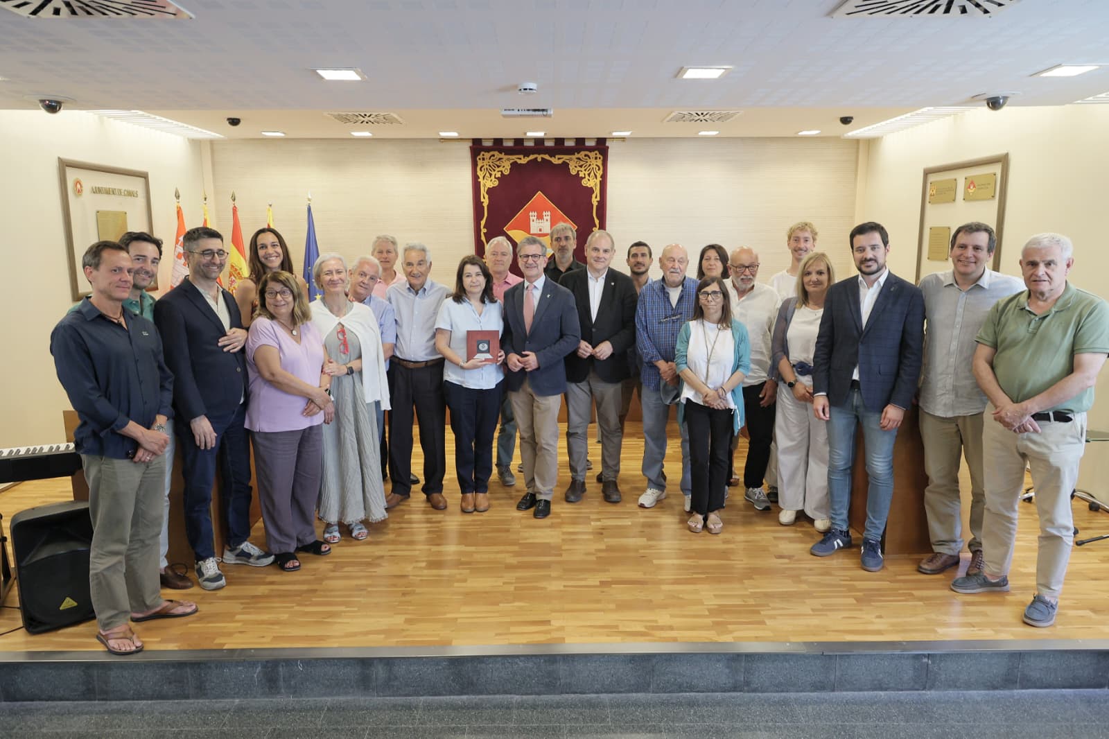 Lliurament de la medalla d’honor a l’Associació de Propietaris i Veïns de Valldoreix. FOTO: Ajuntament