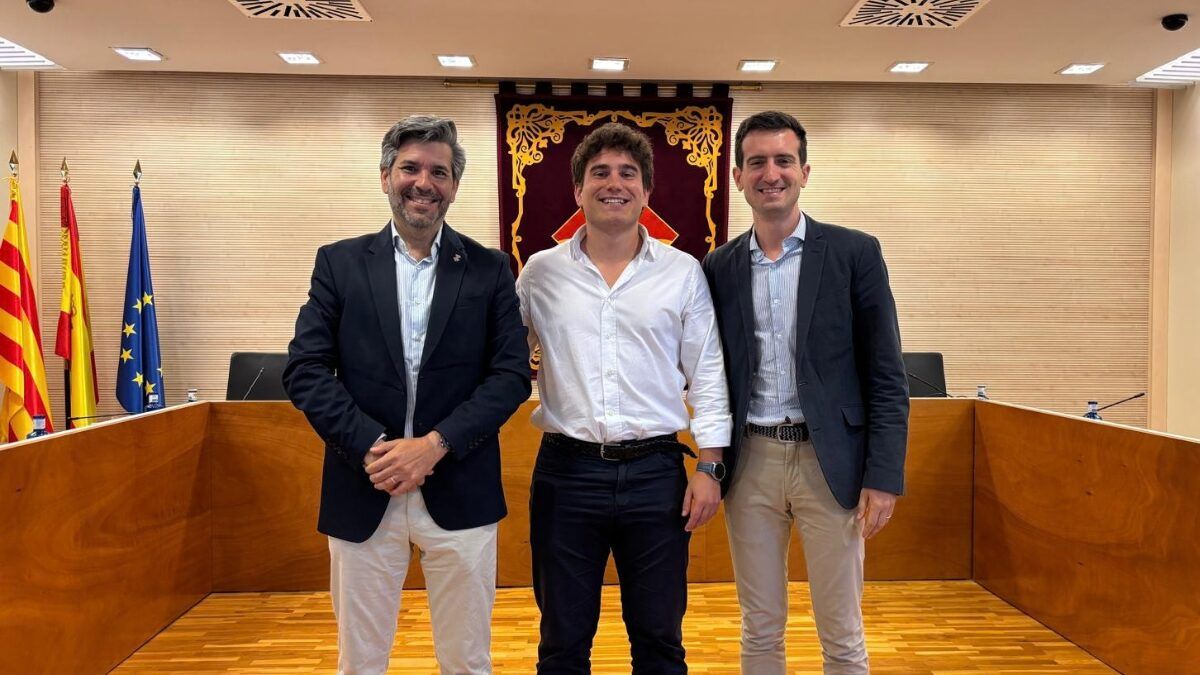 El portaveu de Vox Sant Cugat, Marcos Rodríguez, el vocal i portaveu sortint de Vox Valldoreix, Juan Pich-Aguilera, i el vocal entrant i nou portaveu de Vox Valldoreix, Xavi de Salas, d'esquerra a dreta. FOTO: Vox